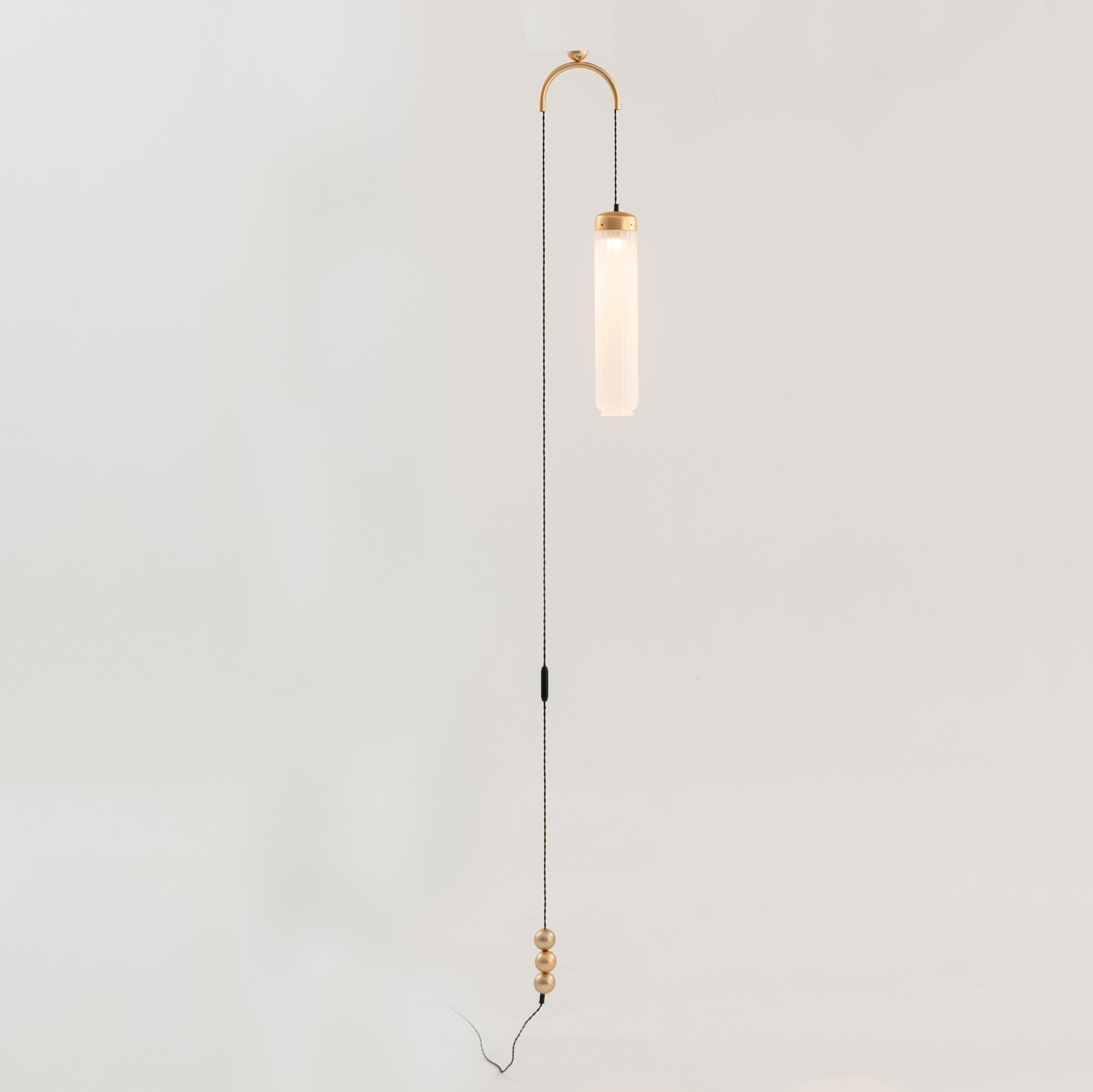 Plafonnier Y30 en laiton satiné de Clara Viladecans
Dimensions : Ø 10 x H 50 cm : Ø 10 x H 50 cm.
MATERIAL : Laiton et verre.

Disponible en différentes finitions. Toutes nos lampes peuvent être câblées en fonction de chaque pays. Si elle est vendue