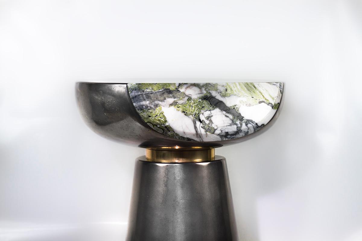 Tavolino scultoreo realizzato a mano in fusione di alluminio liquido con faccia in marmo e collare in ottone lucido. Realizzato su ordinazione. I clienti possono scegliere le opzioni per la finitura in metallo e la superficie in marmo.