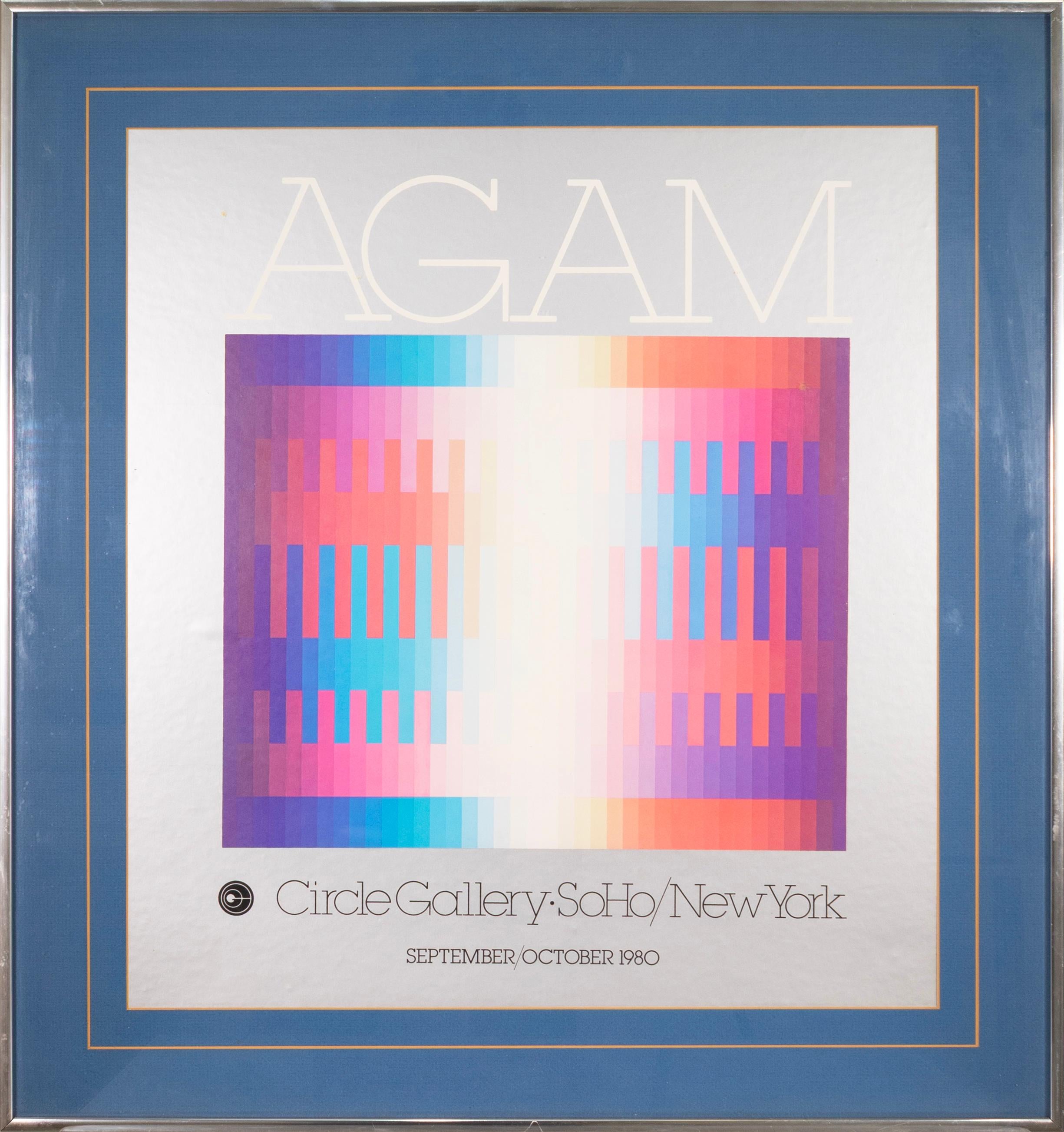 Dieses lebhafte Ausstellungsplakat zeigt das dynamische geometrische Werk von Yaacov Agam, einem Pionier der kinetischen und optischen Kunst. Das Plakat, das für Agams Einzelausstellung in der Circle Gallery in SoHo, New York, im September und