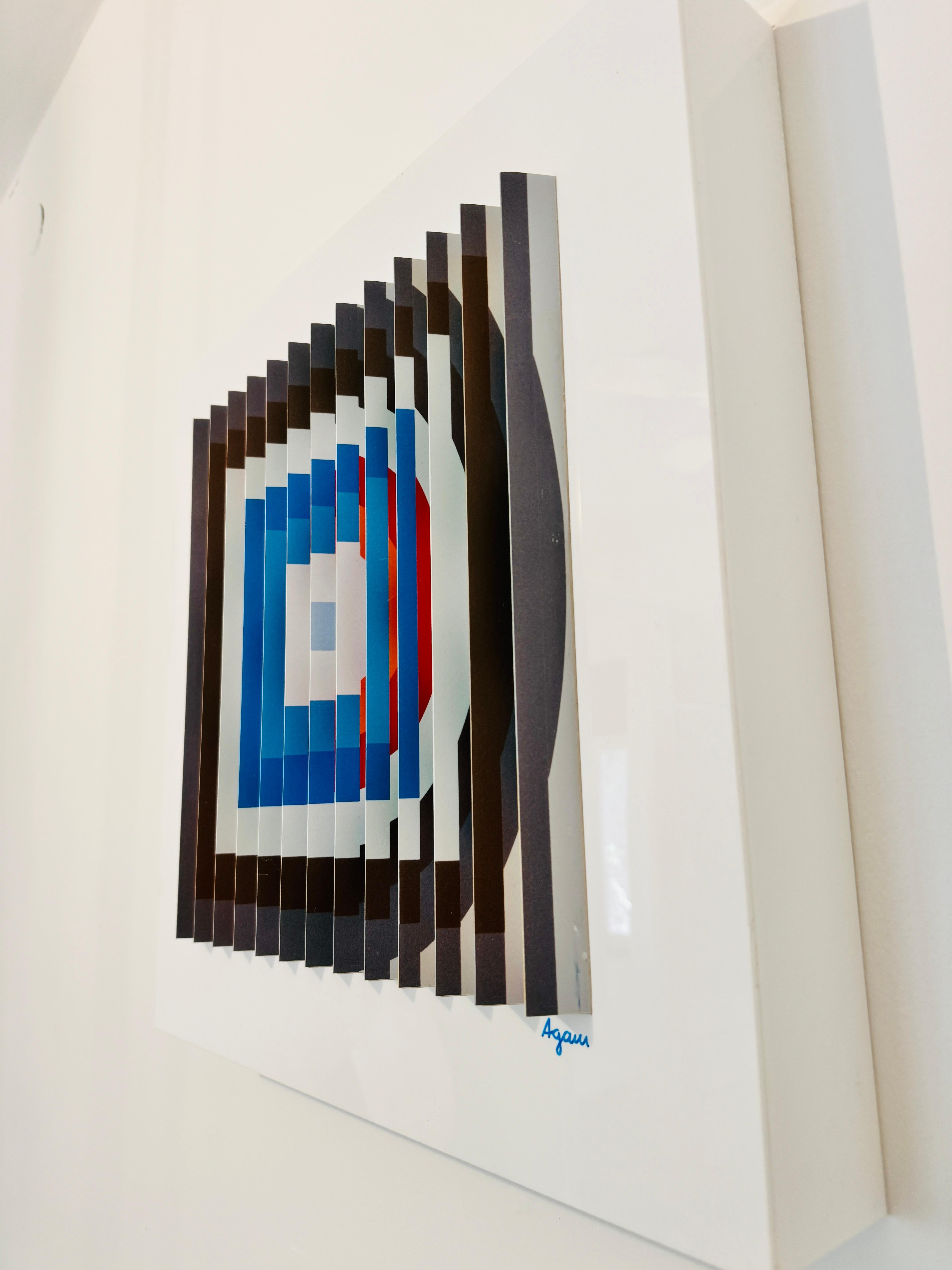 Il s'agit d'une authentique œuvre d'art cinétique Polymorph de l'artiste israélien de renommée mondiale Yaacov Agam (né en 1928), l'une des figures de proue de l'Op Art et de l'art cinétique. Il est marqué à la main en bas à droite et numéroté en
