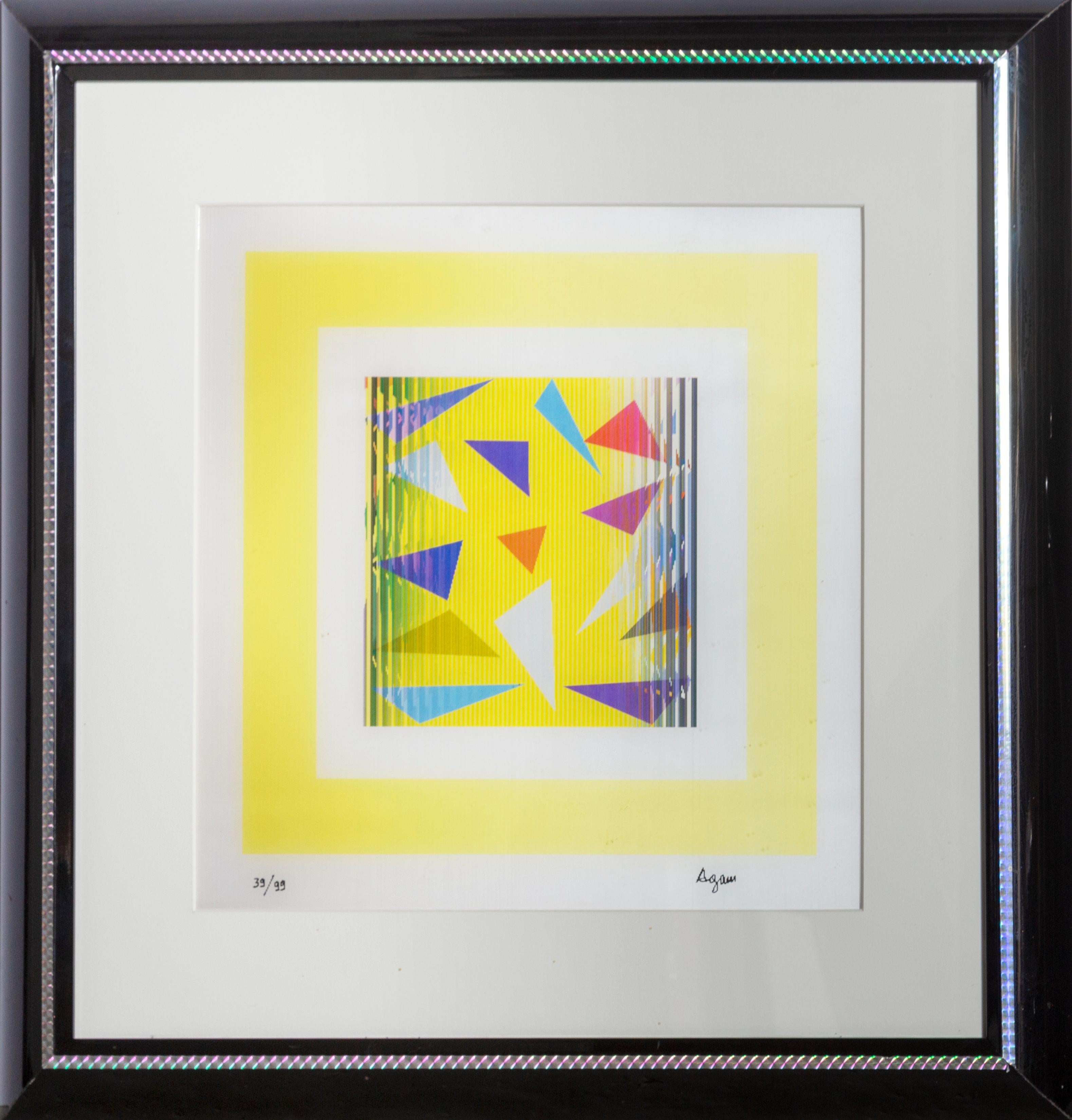 L'Agamograph est la contribution unique de Yaacov Agam au mouvement OP Art.  L'objet est une impression derrière une surface lenticulaire qui trompe l'œil pour montrer le mouvement et la profondeur tridimensionnelle. L'"Abstraction jaune" est signée