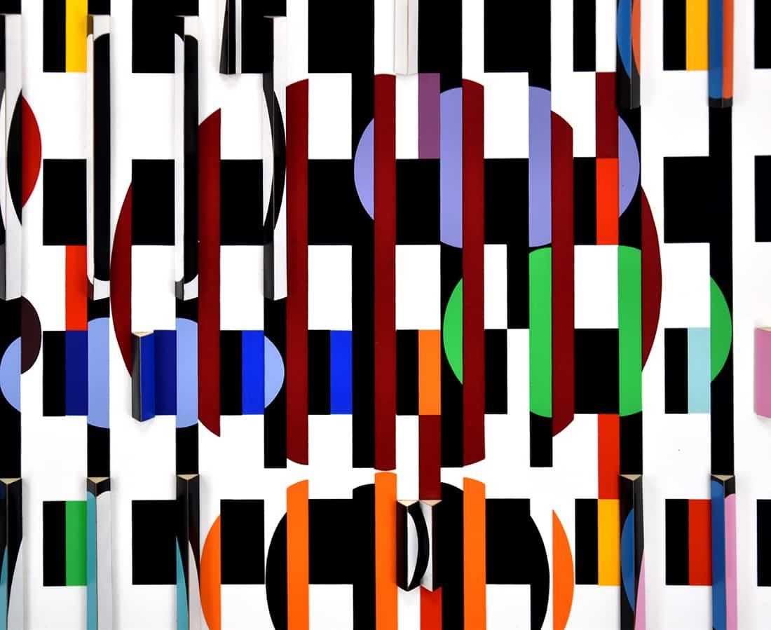 Yaacov Agam 2 +3 = 4, 1981 ist ein weiteres hervorragendes Beispiel für die Fähigkeit des Künstlers, durch Farbe und Muster die Illusion von Bewegung zu erzeugen. Durch die Kombination einer vielfarbigen Palette mit rhythmischen Formen gelingt es