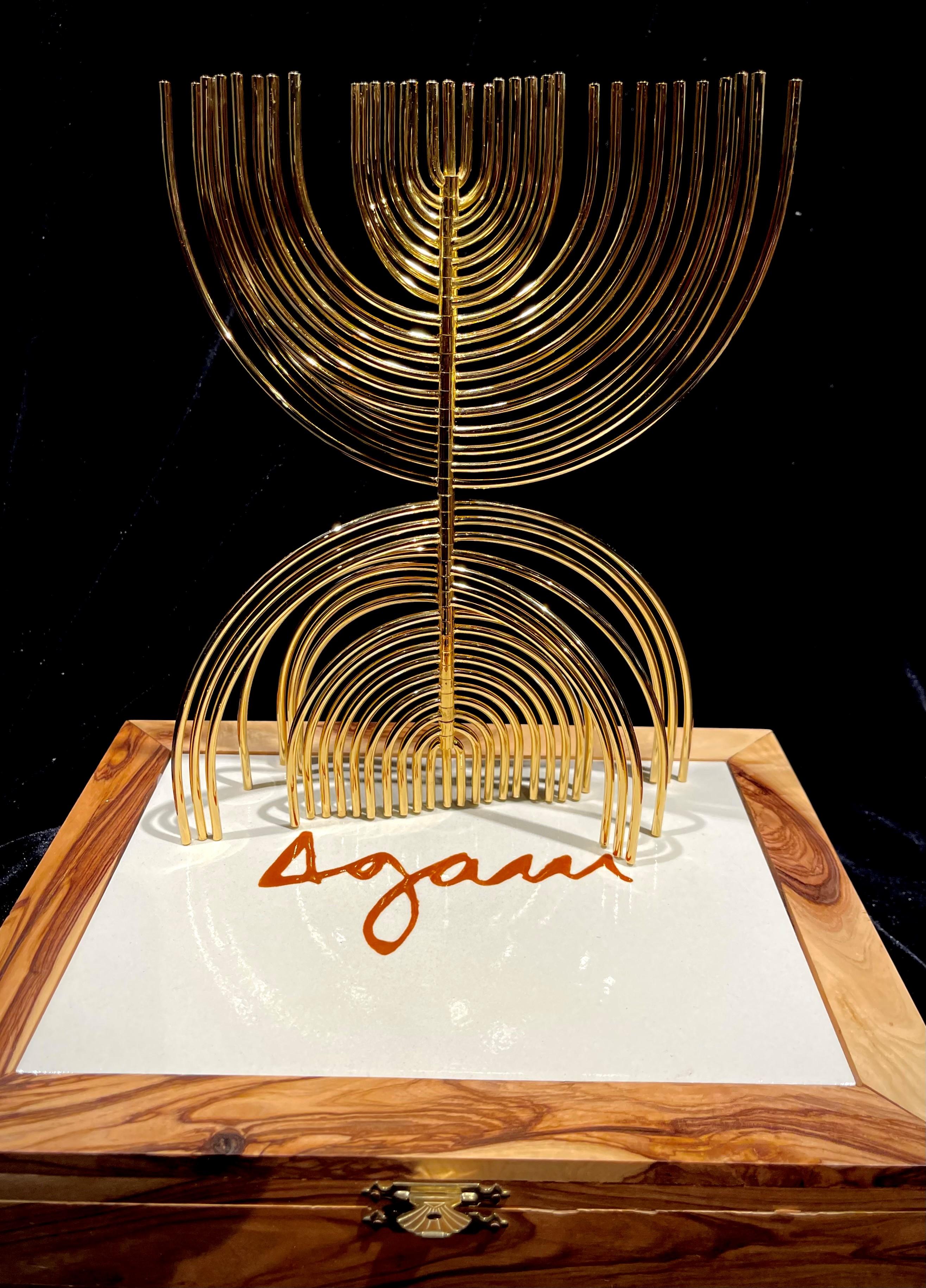 Menorah decorativa de latón de Yaacov Agam
Una llamativa menorá decorativa del renombrado artista israelí Yaacov Agam, elaborada en latón con baño de oro de 24 quilates.
Esta pieza de colección está firmada y numerada por el artista, y se entrega en