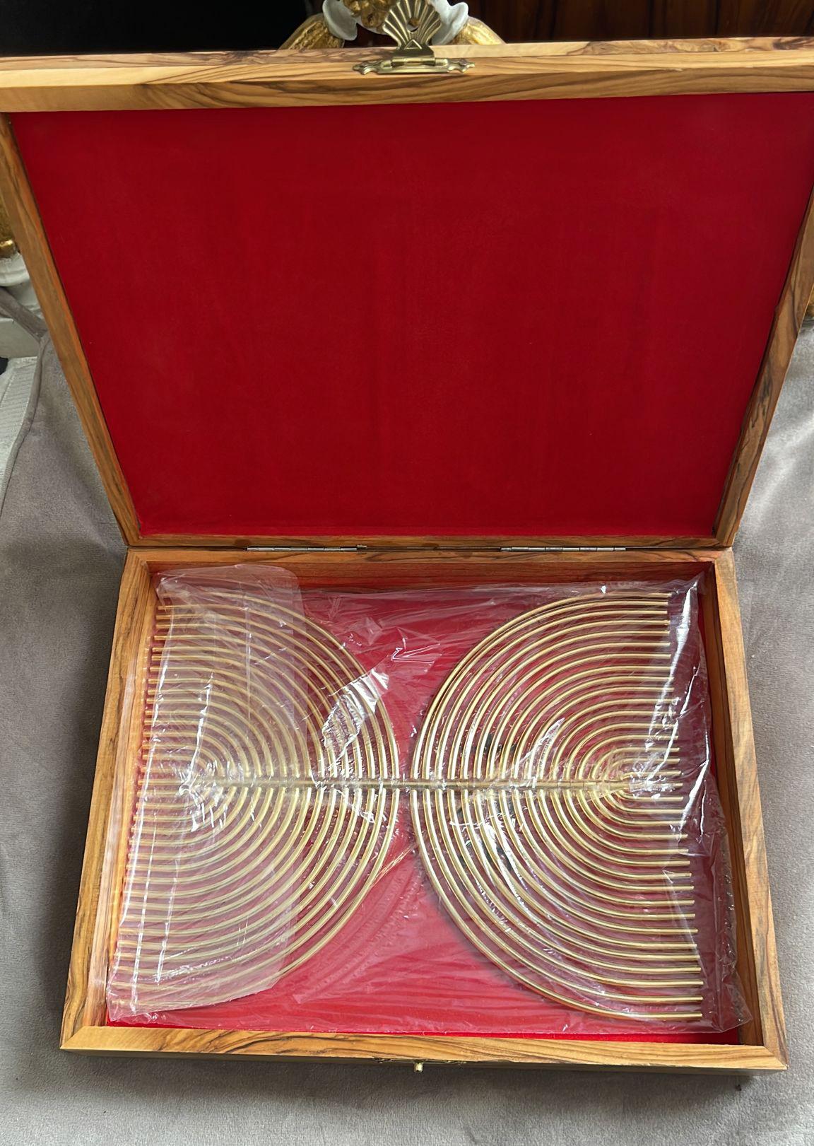 latón, Menorah chapada en oro de 24 quilates viene con caja original en venta 1