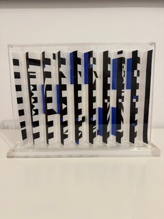 Polimorfo de papel a doble cara sin título, de Yaacov Agam, en una caja de plexiglás