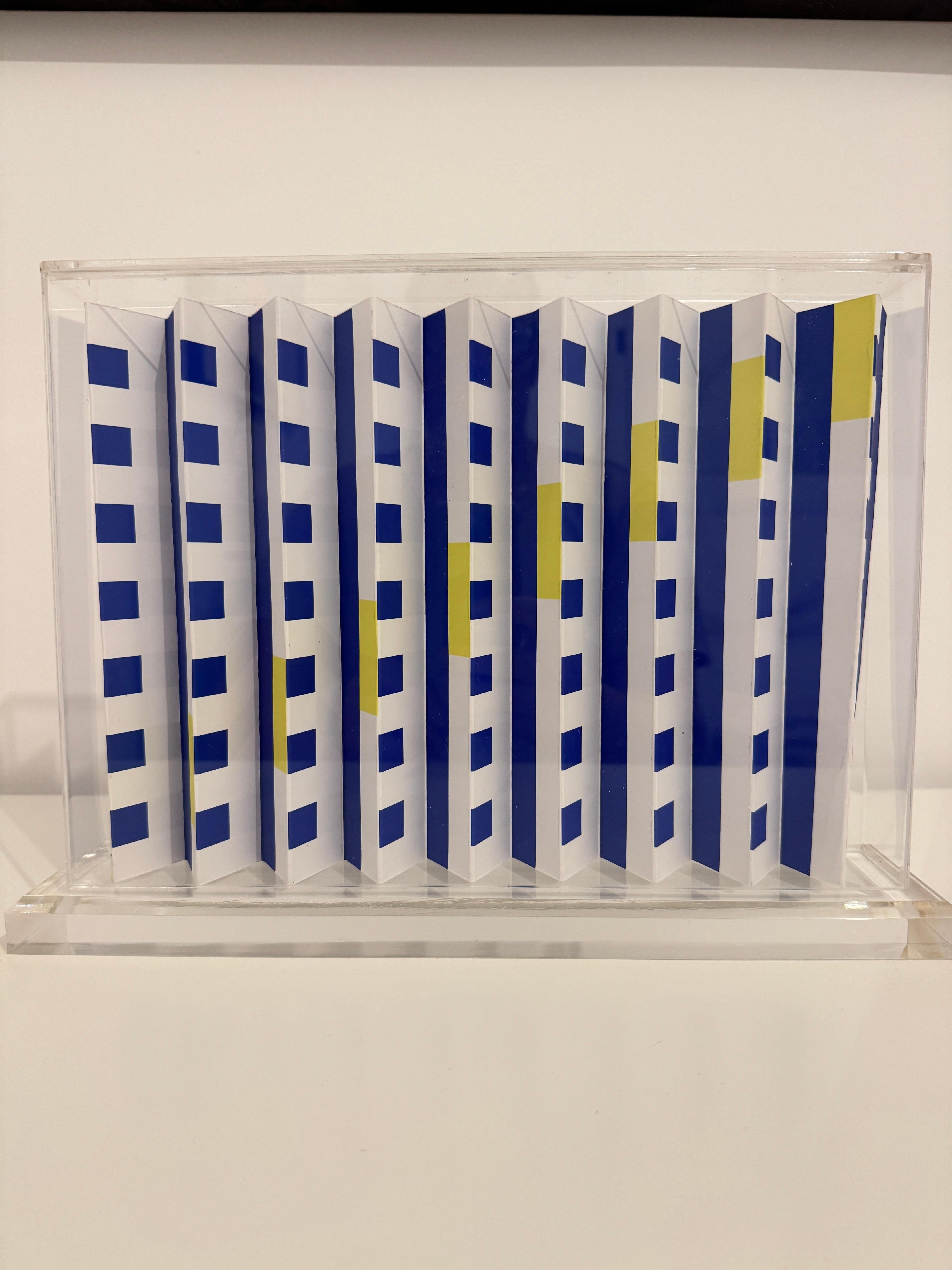 Unbetiteltes, beidseitiges Papier-Polymorph von Yaacov Agam in einer Plexiglasvitrine