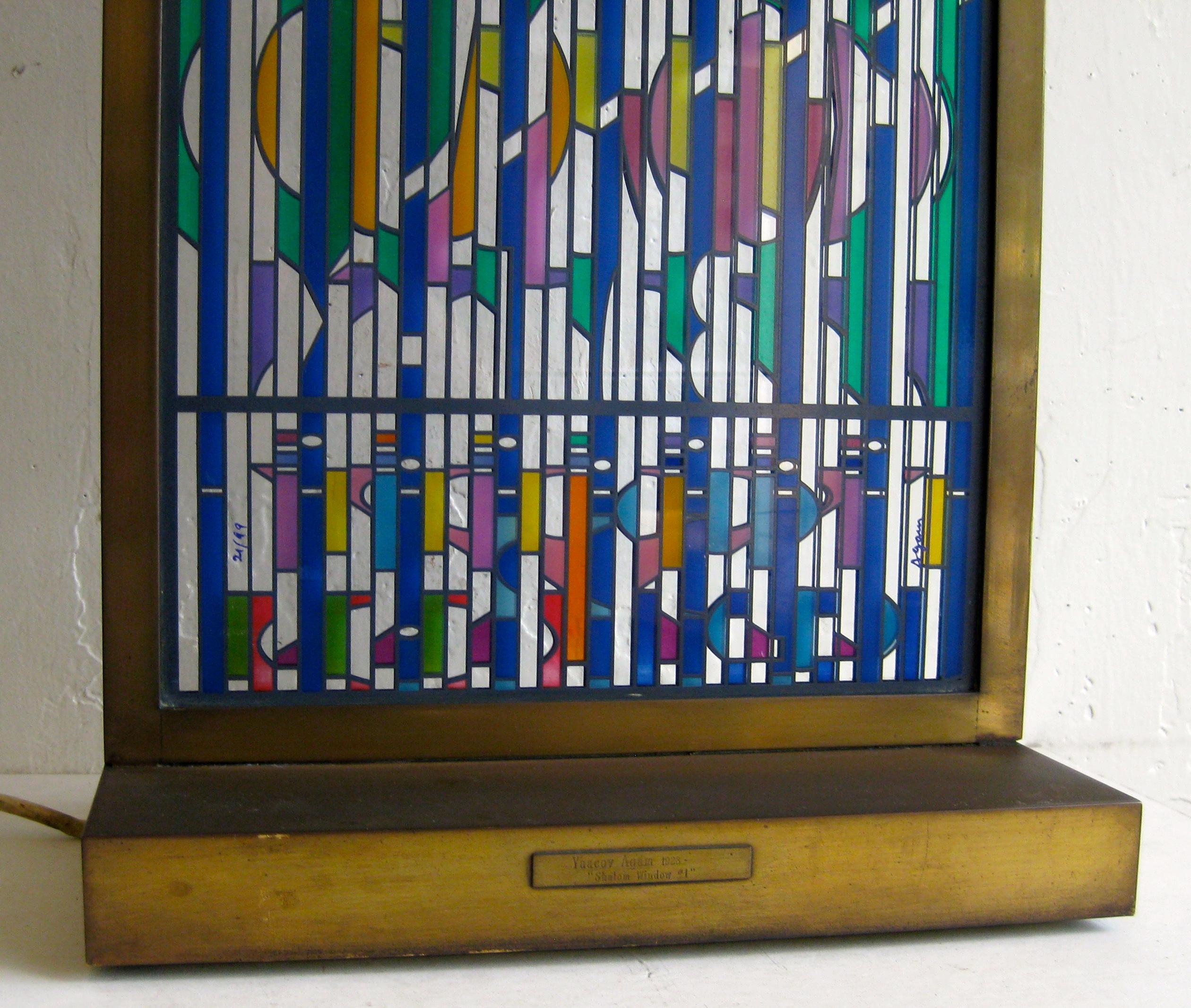 Laiton Yaacov Agam Shalom Window I vitrail acrylique éclairé sculpture en laiton 21/99 en vente