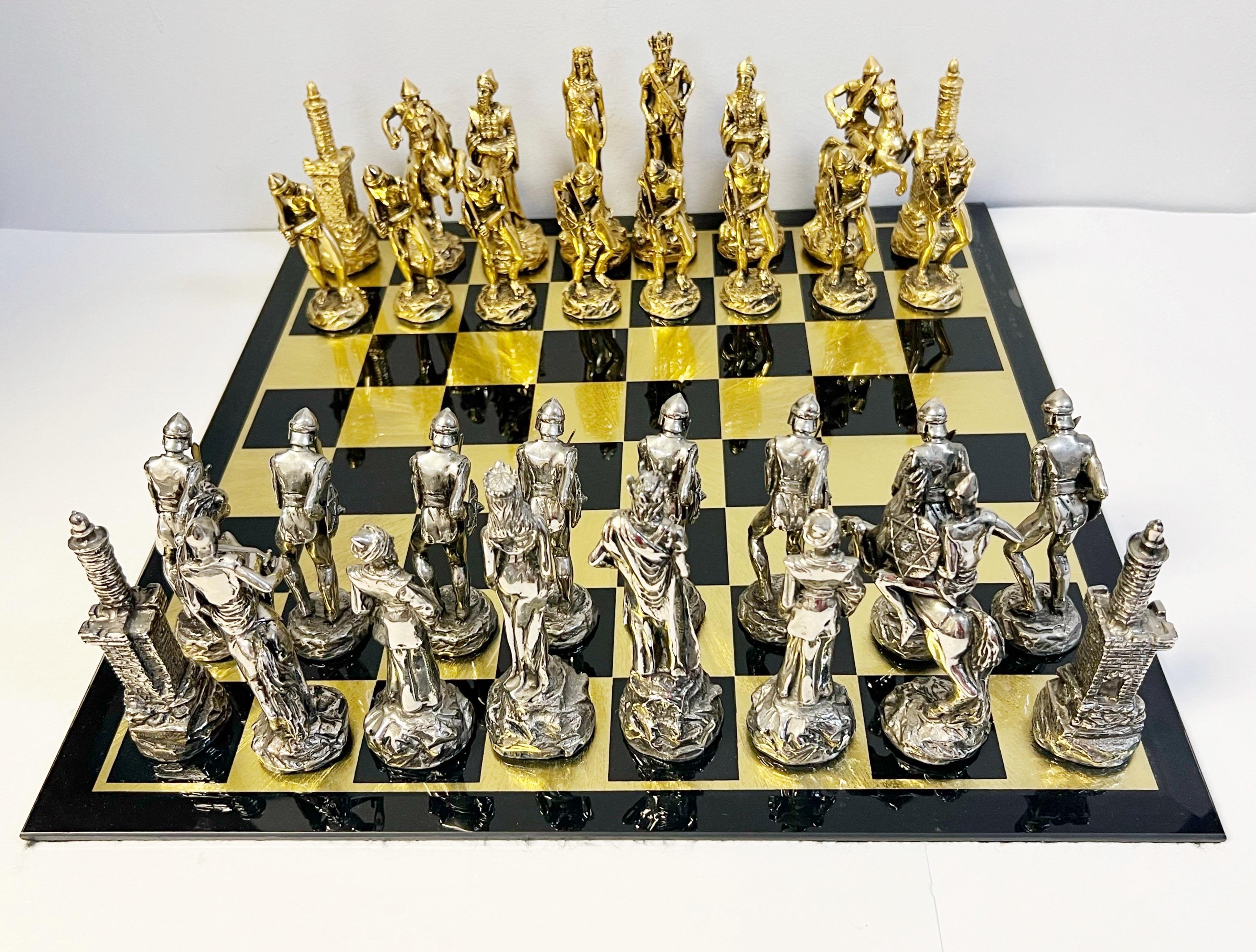 Spektakuläres Schachspiel von Yaacov Heller. Die Skulpturen sind aus Silber und Gold über Zinnguss. Feines Detail. Alle Stücke sind signiert. Behält die ursprüngliche Glastafel. 