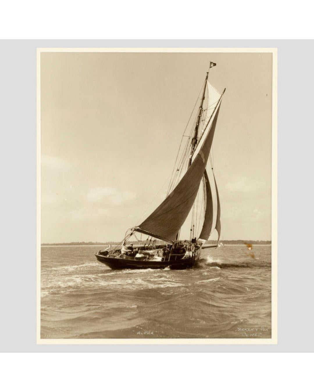 Yacht Alpha, früher fotografischer Silberabzug von Beken of Cowes.