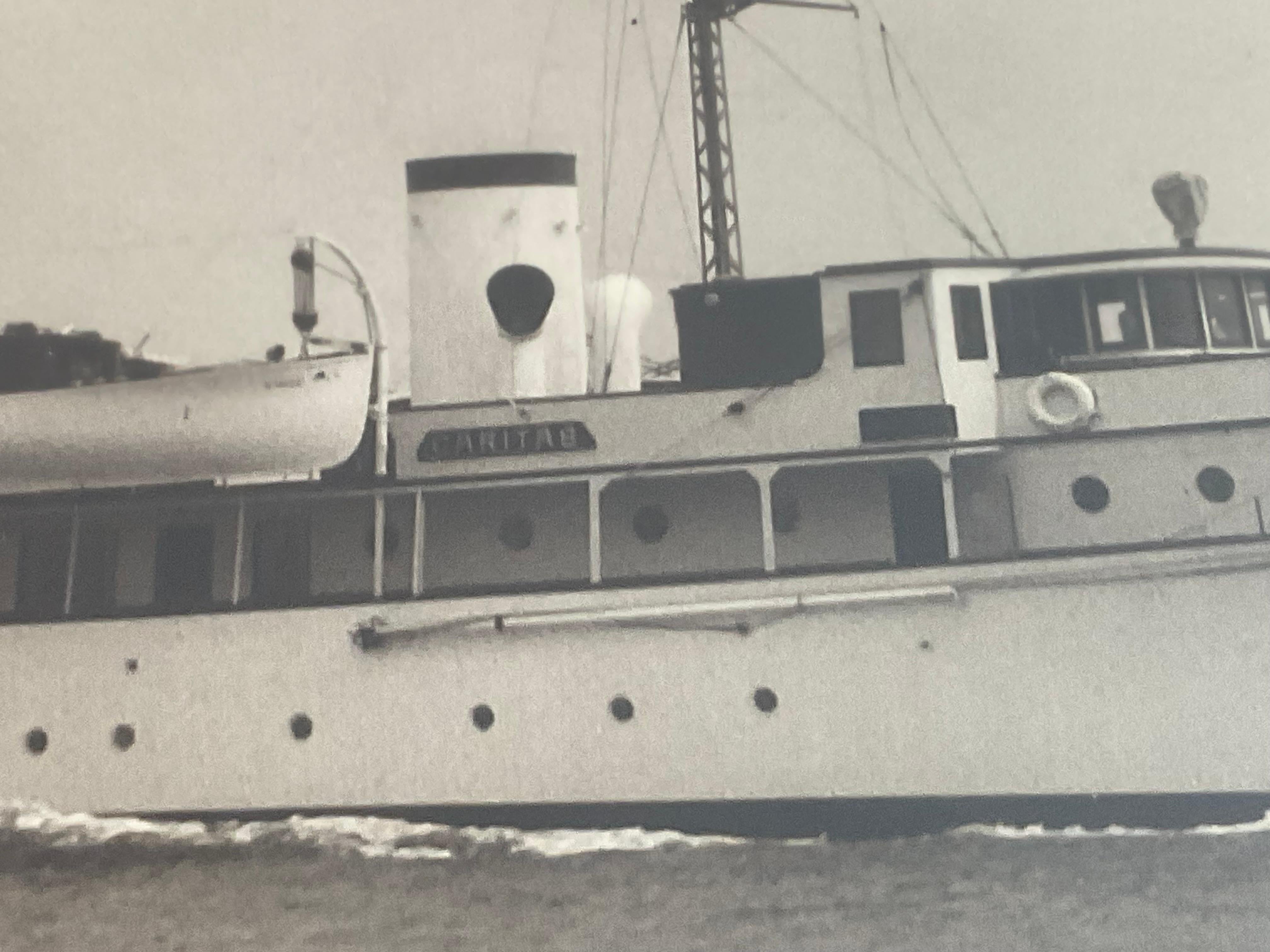 Yacht Caritas Photographie du célèbre photographe de marine Edwin Levick en vente 4