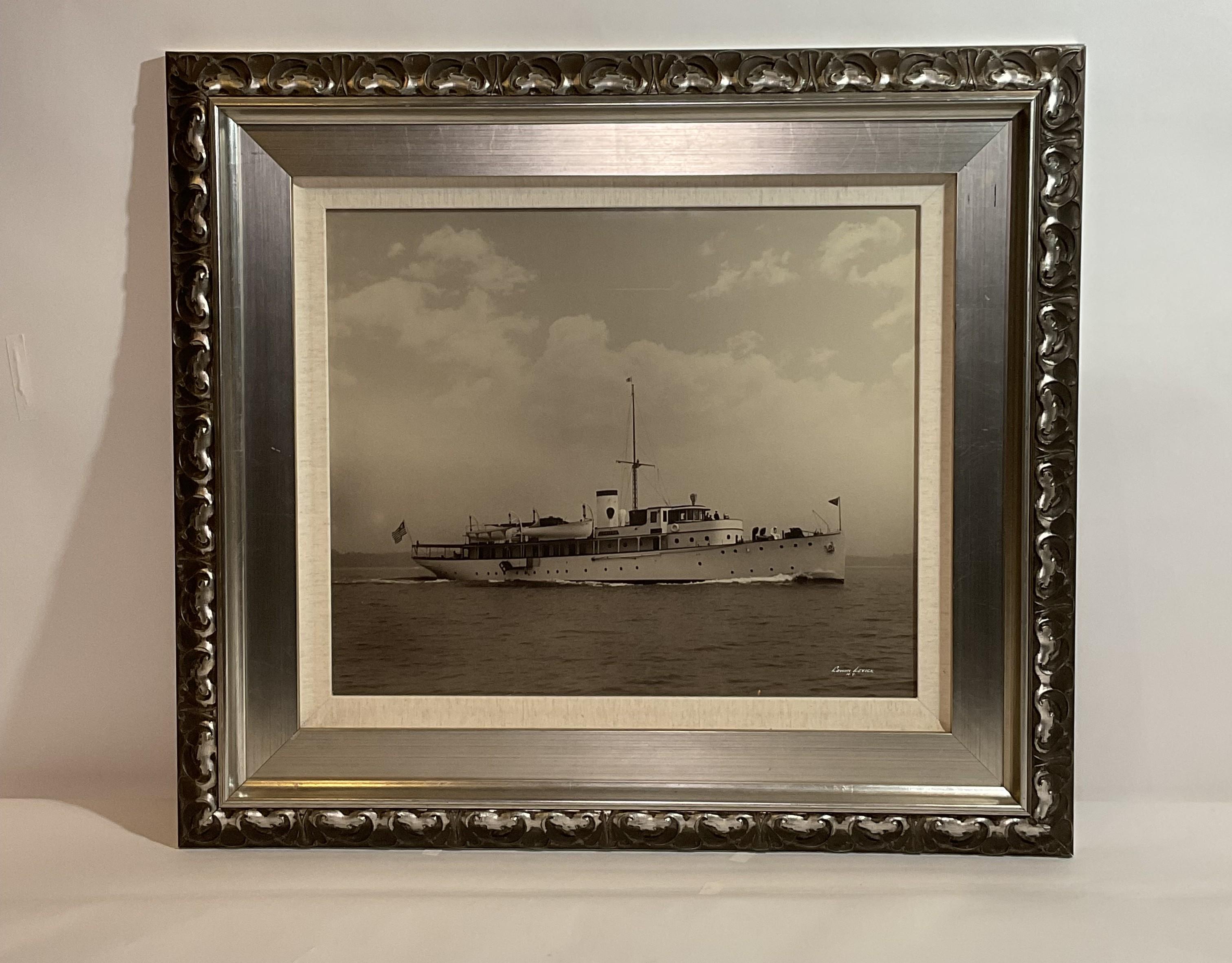 Nord-américain Yacht Caritas Photographie du célèbre photographe de marine Edwin Levick en vente