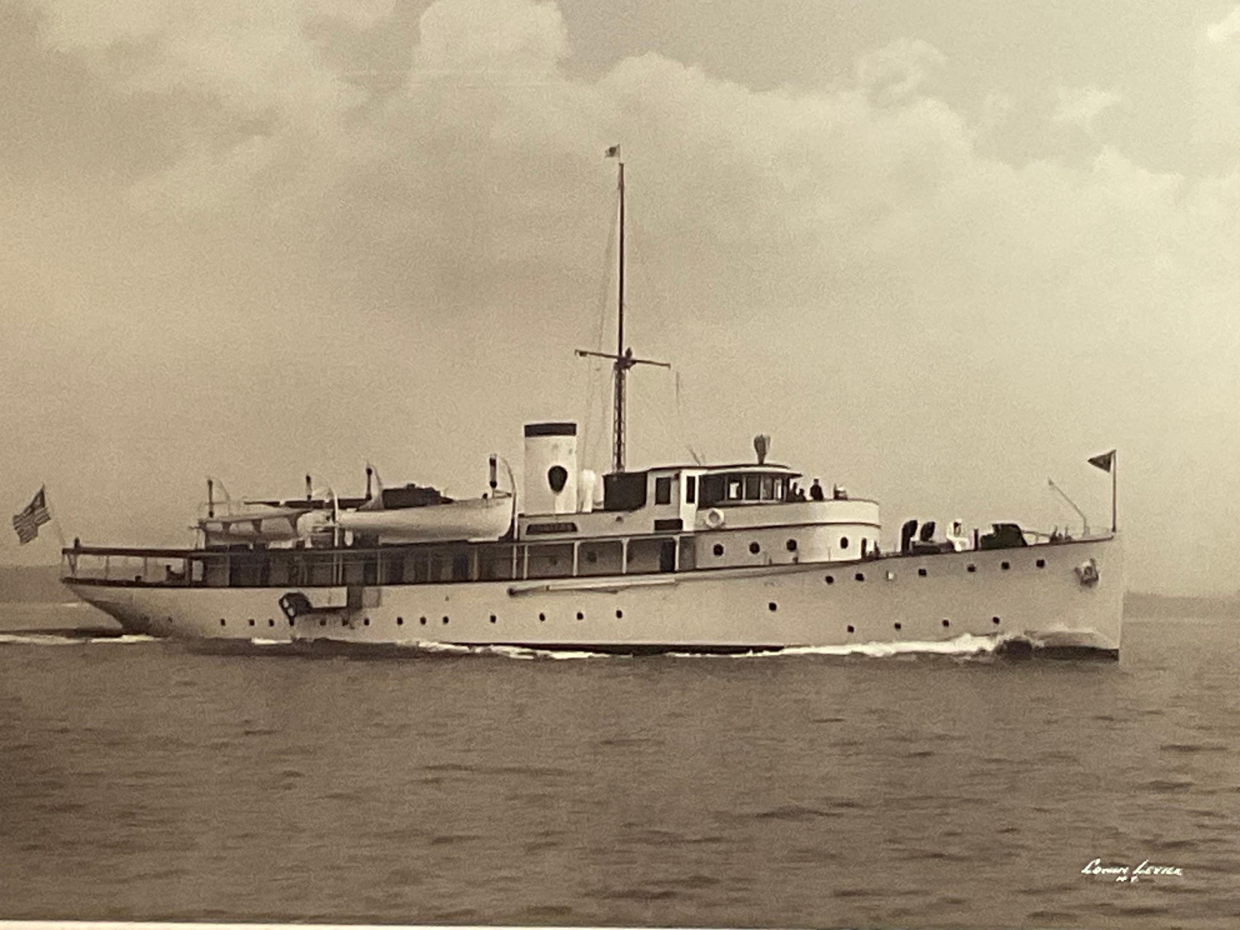 Début du 20ème siècle Yacht Caritas Photographie du célèbre photographe de marine Edwin Levick en vente