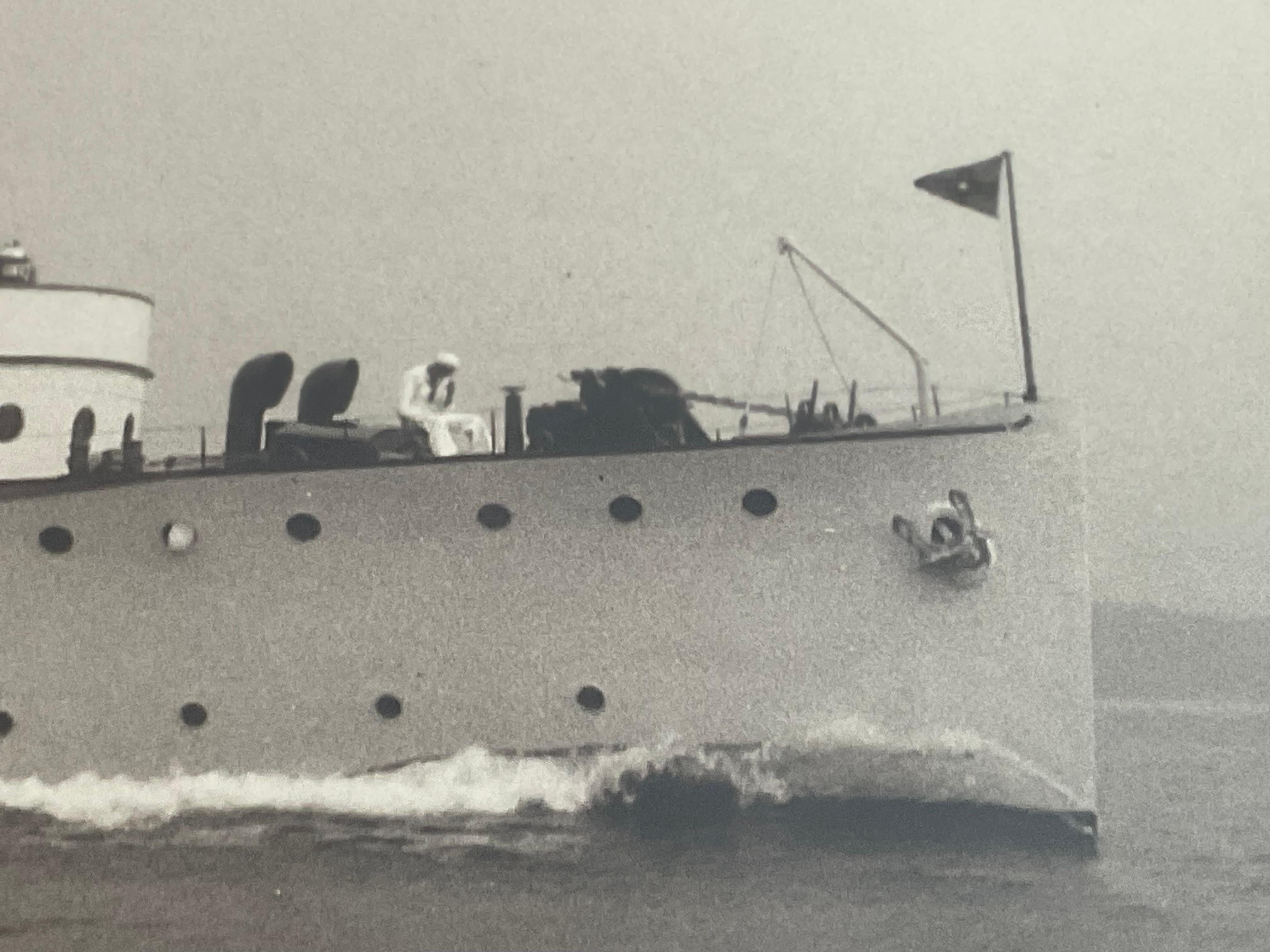Yacht Caritas Photographie du célèbre photographe de marine Edwin Levick en vente 2