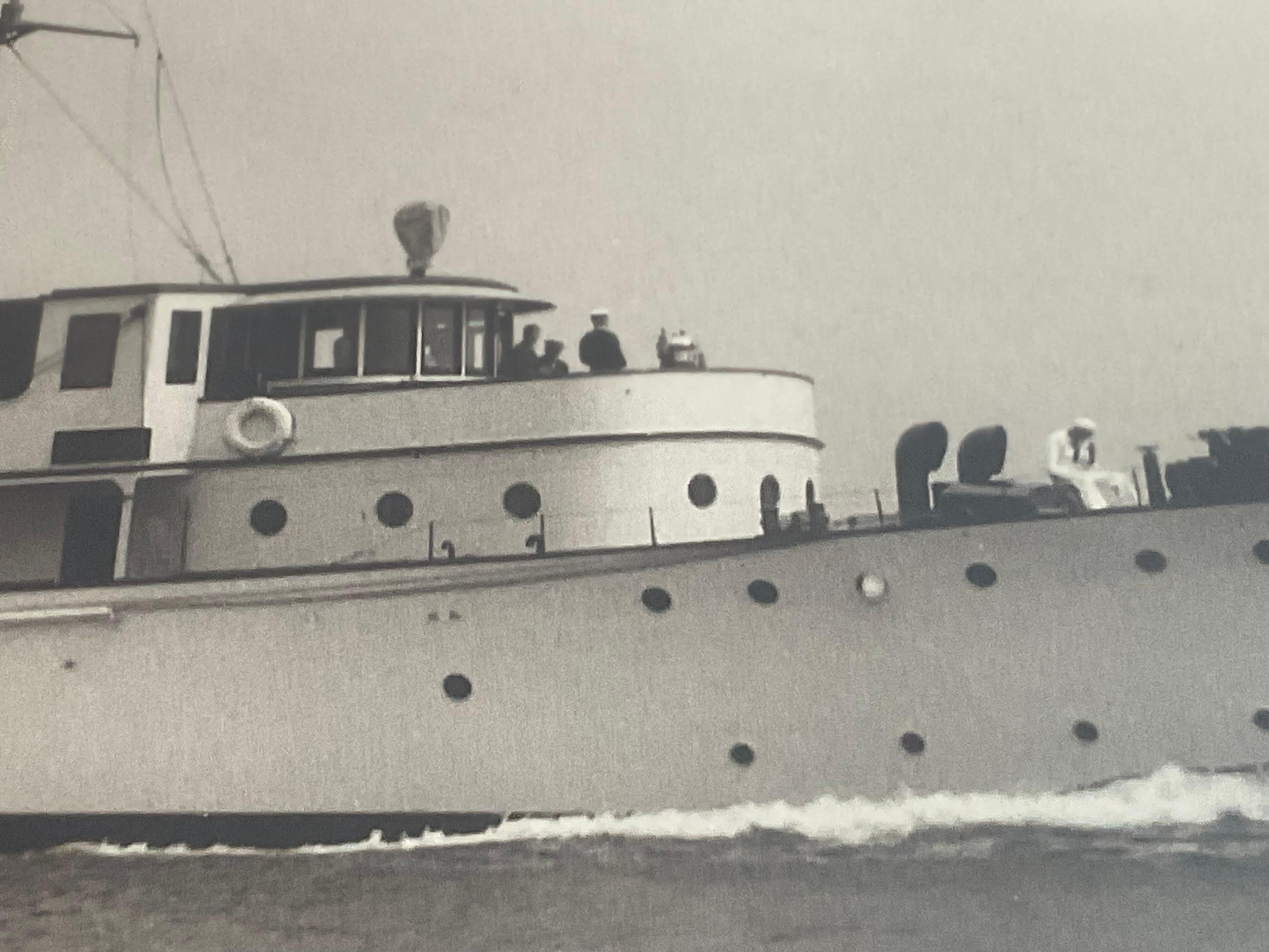 Yacht Caritas Photographie du célèbre photographe de marine Edwin Levick en vente 3