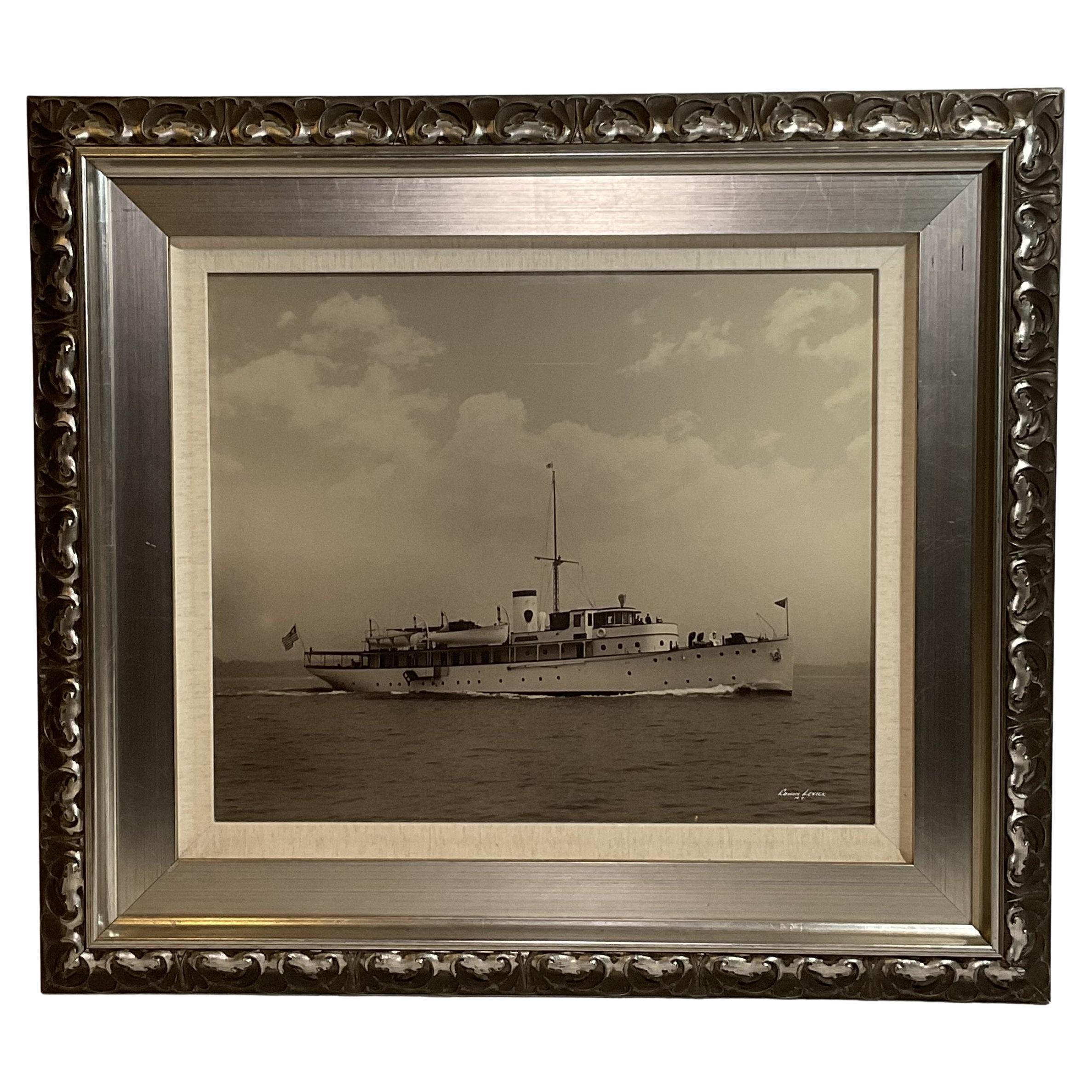 Yacht Caritas Photographie du célèbre photographe de marine Edwin Levick en vente