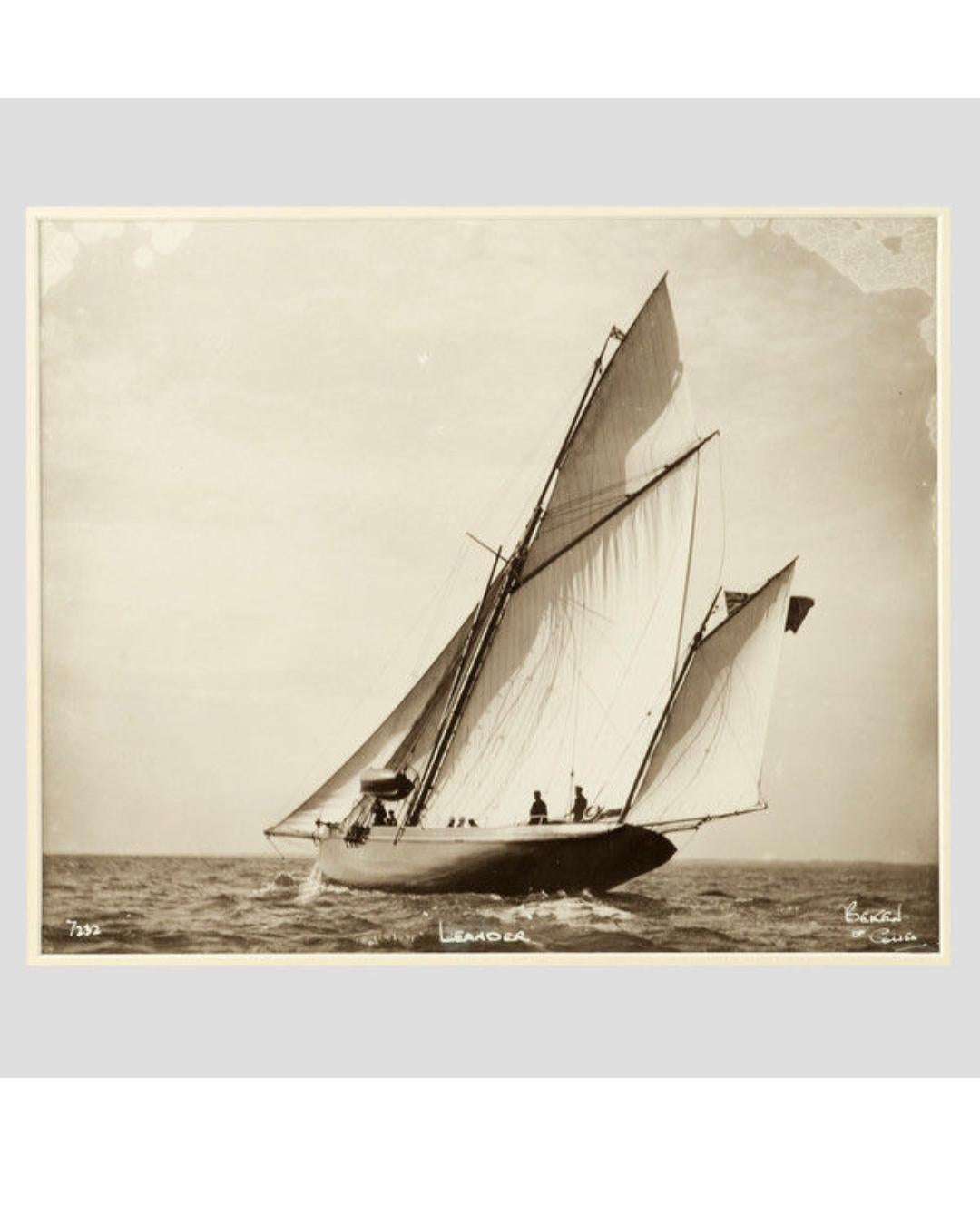 Yacht Leander, prima stampa fotografica in argento di Beken of Cowes In condizioni buone in vendita a Lymington, Hampshire