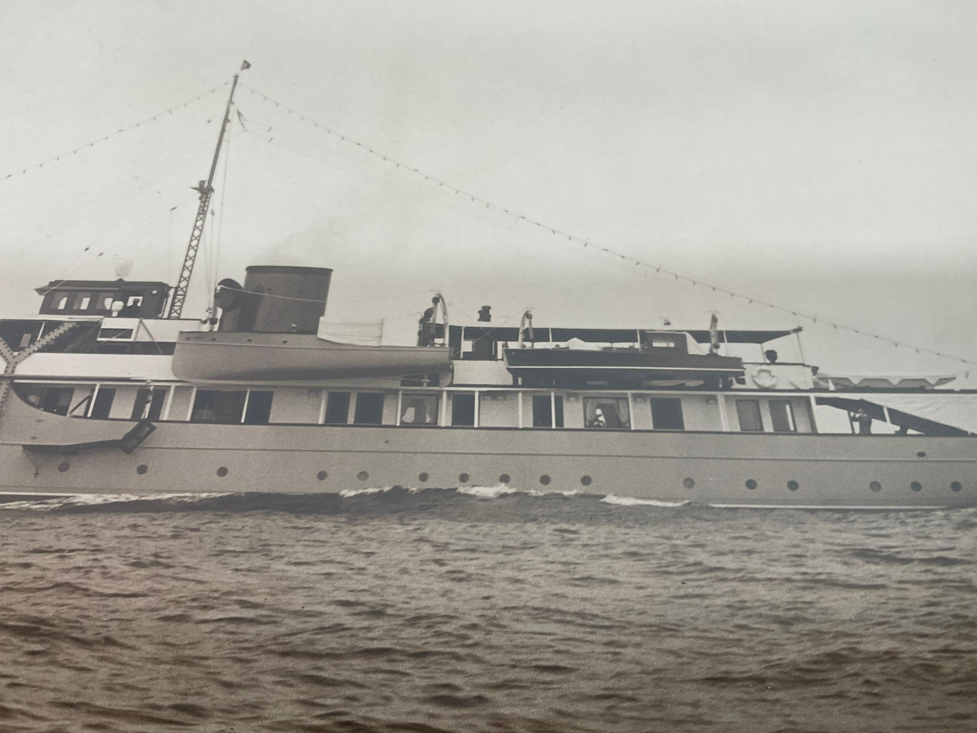 Yacht Lone Star Photo by Edwin Levick of New York en vente 5