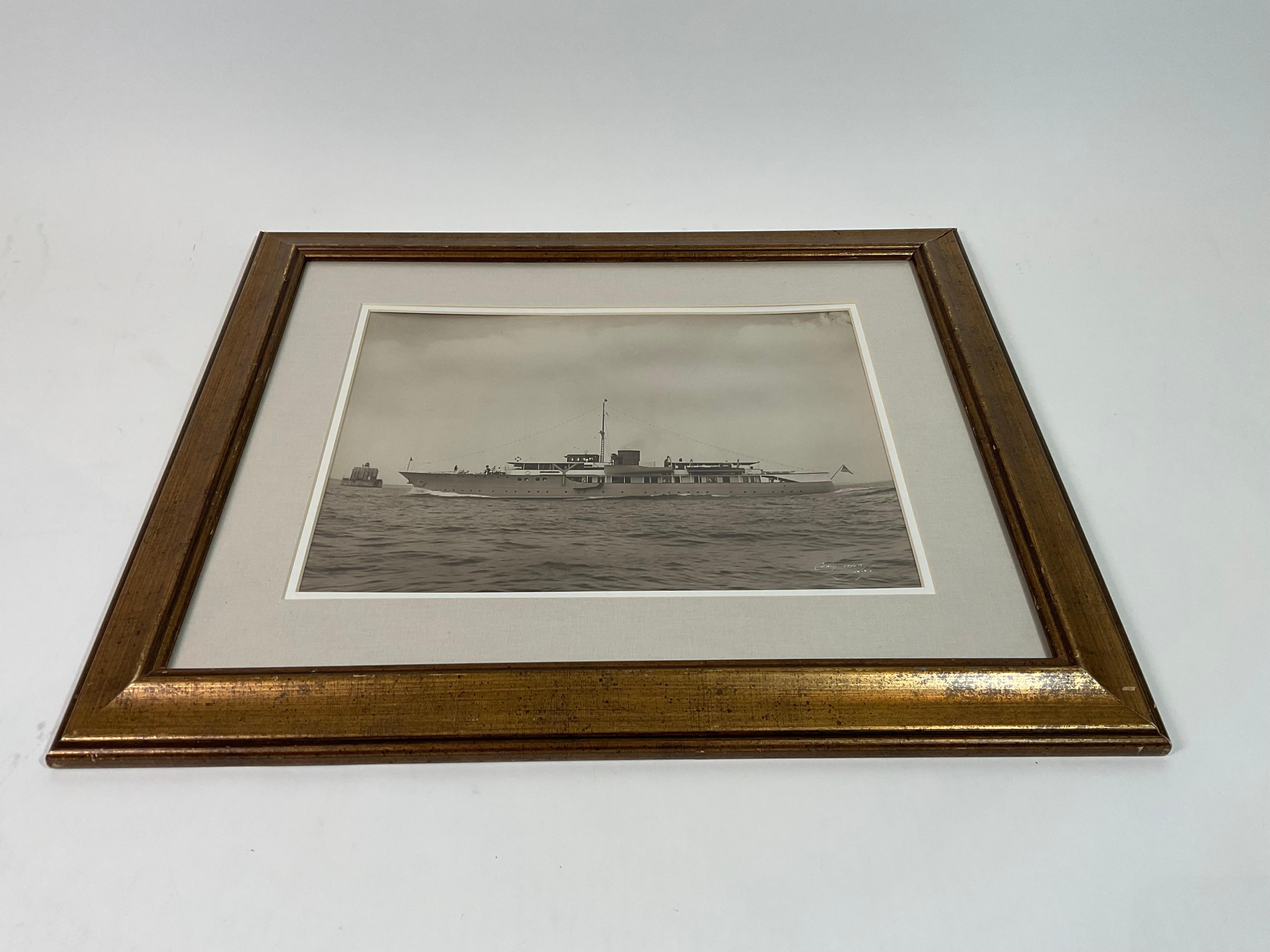 Papier Yacht Lone Star Photo by Edwin Levick of New York en vente