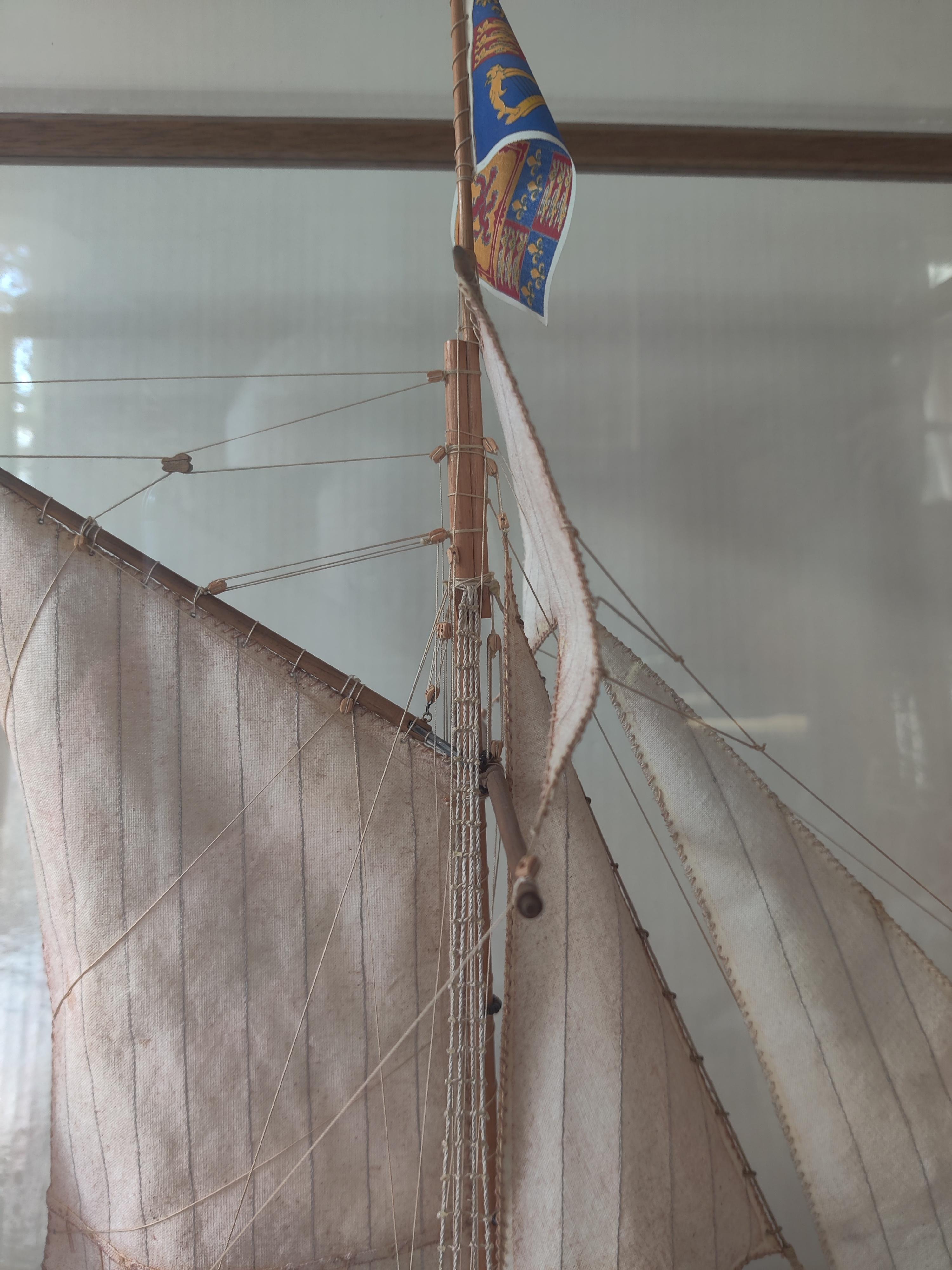 Maquette de bateau Yacht Mary dans une vitrine en verre Oak Oak en vente 1