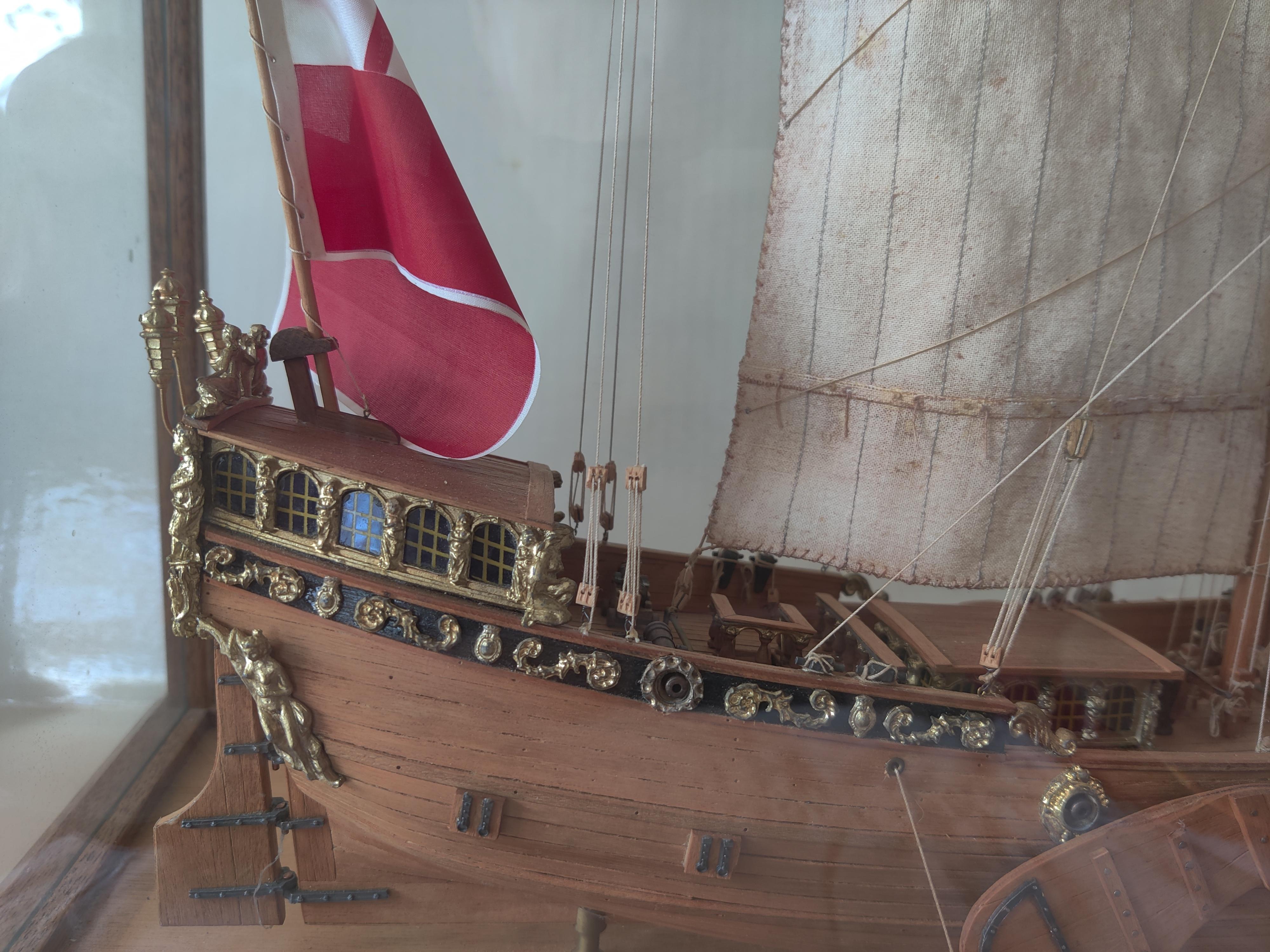 20ième siècle Maquette de bateau Yacht Mary dans une vitrine en verre Oak Oak en vente