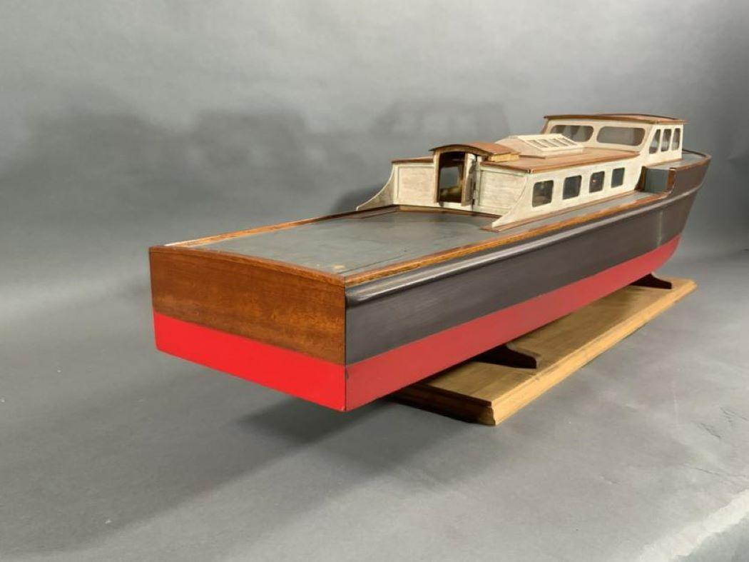 Milieu du XXe siècle Modèle de yacht en planches construites sur cadre en vente