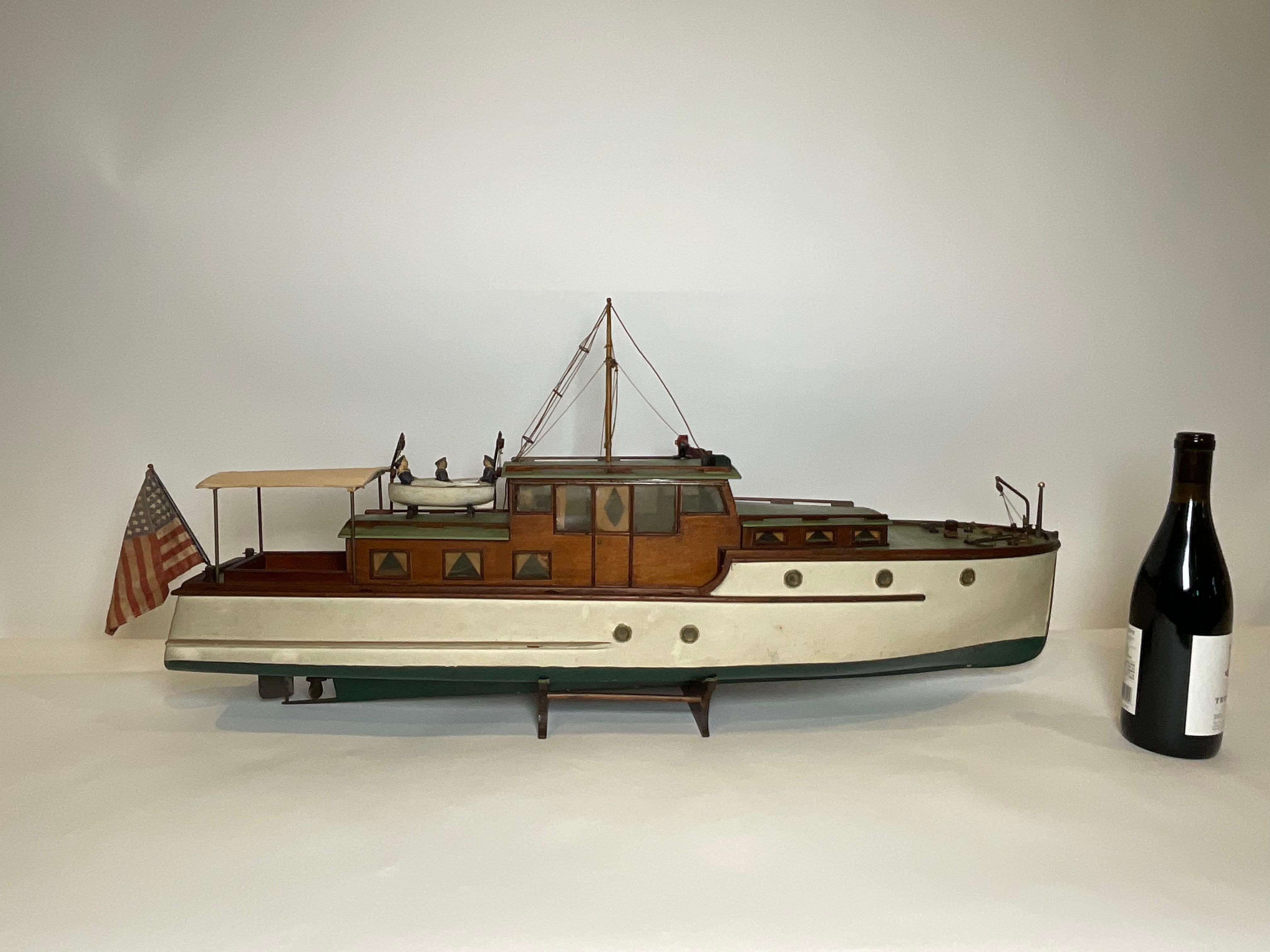 Charmante maquette d'époque du yacht privé 