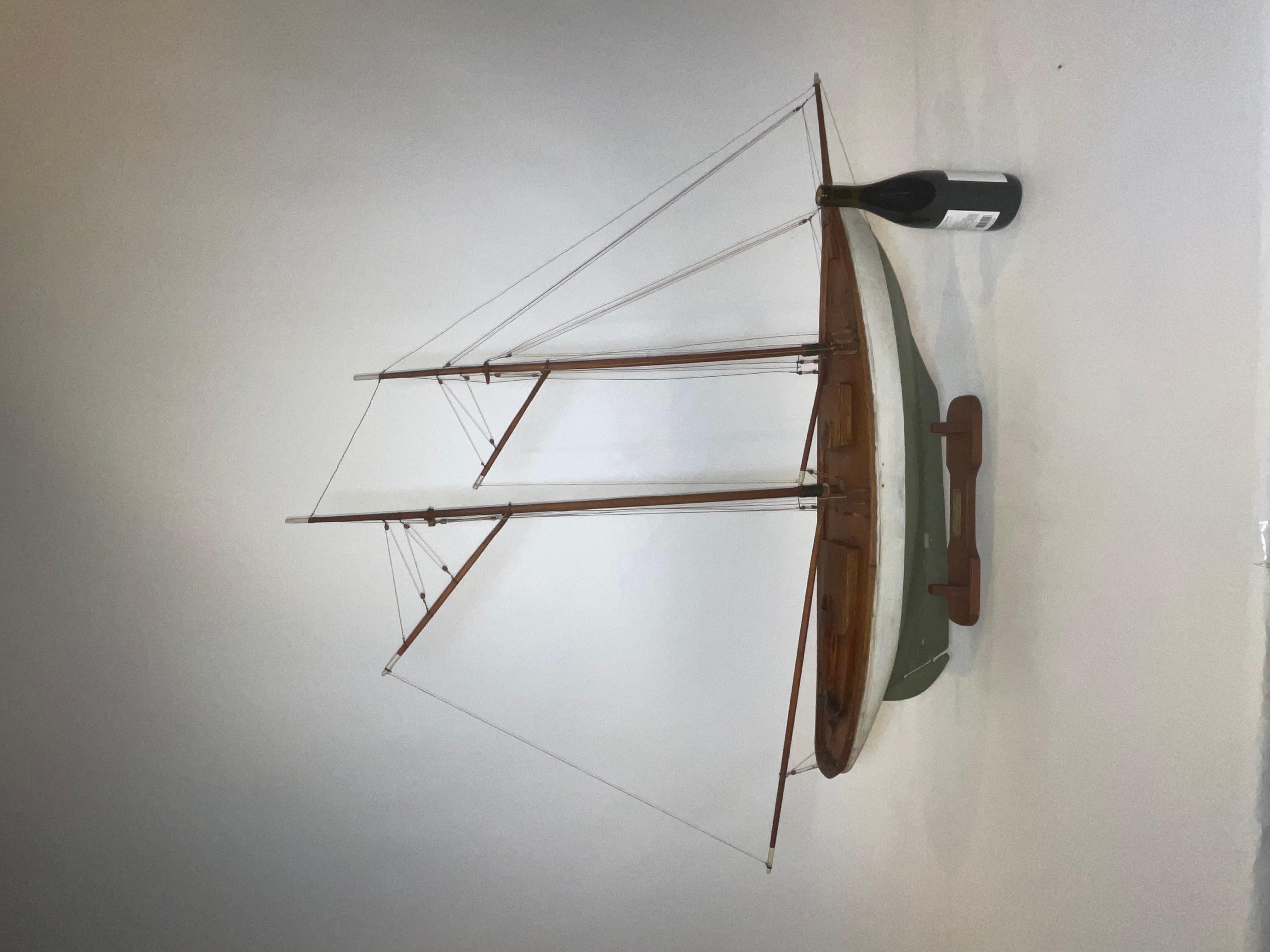 Antico modello di nave della goletta americana Wanderer. Gli alberi sono armati con crocette, carrucole, sartiame verticale e corrente. Il ponte verniciato ospita due cabine costruite. La base contiene una targa in ottone con l'incisione 