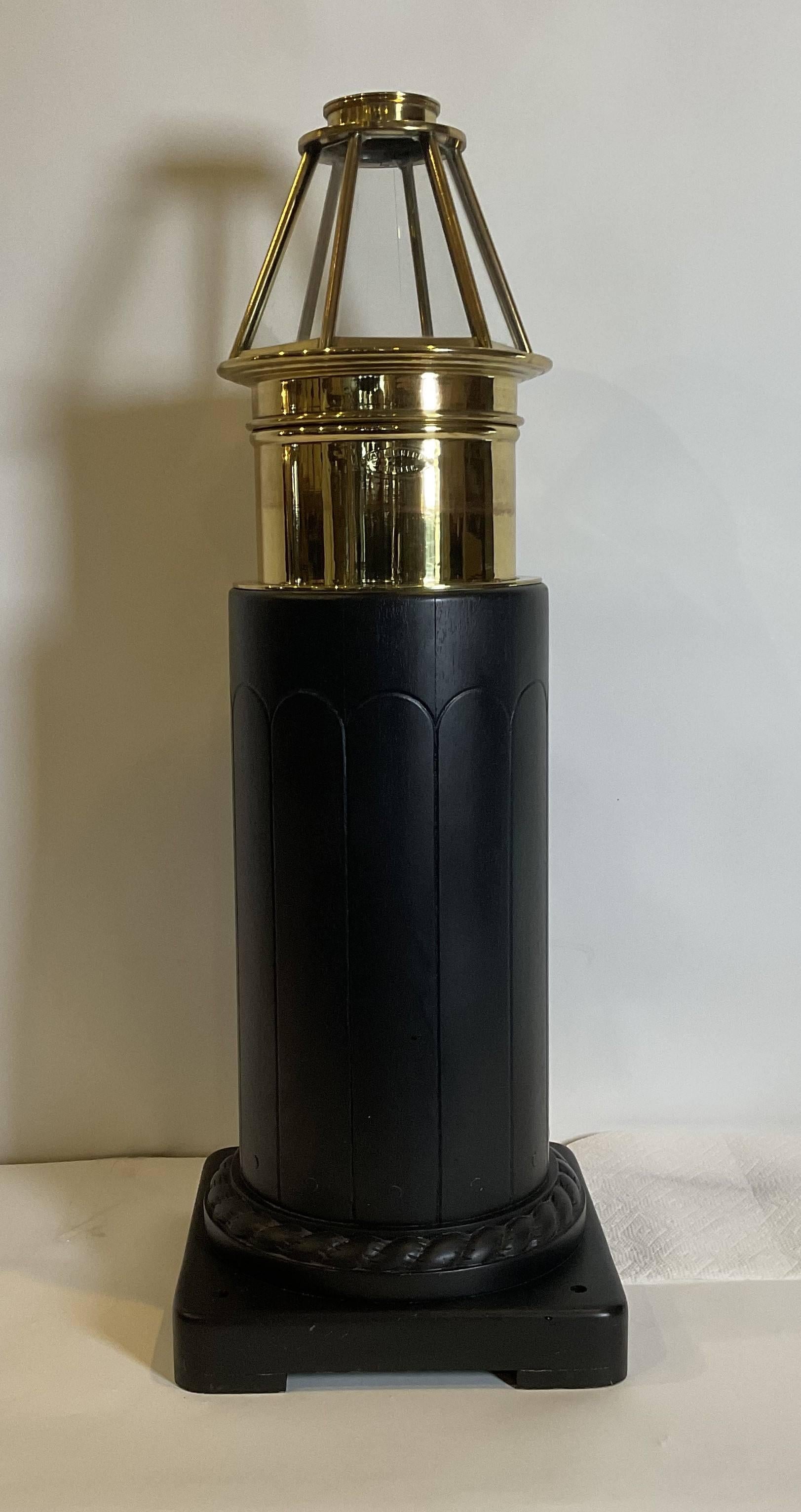 Binnacle de yacht du début du vingtième siècle de AT&T et J&D. Negus de New York. Les Negus étaient de célèbres ship chandlers situés à South Street Seaport à New York. Avec compas à cardan de E.S. Ritchie Boston, numéro de série 82885. Hautement