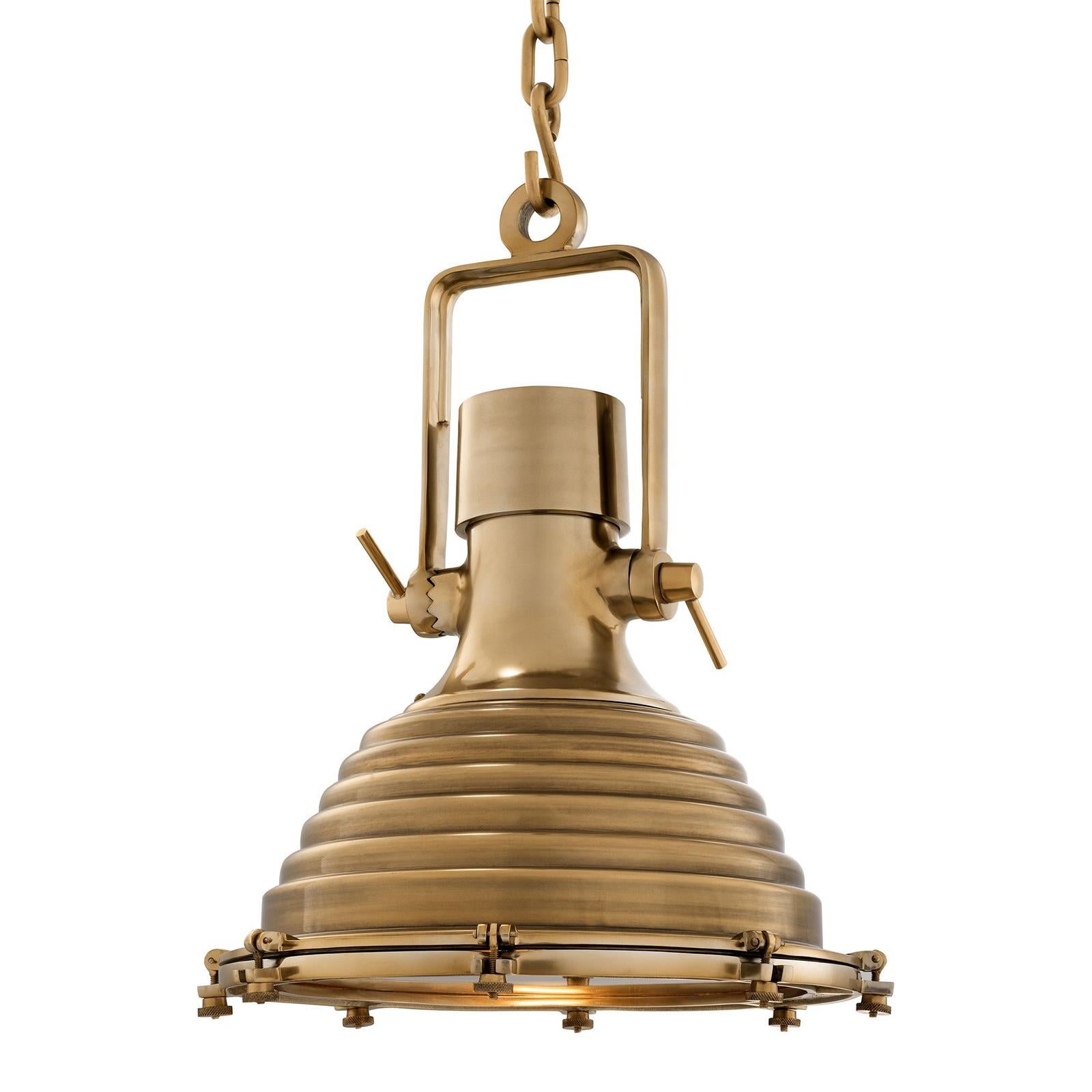Suspension yachting large in solid brass
in vintage finish. With clear glass. 1 bulb,
lamp holder type E27, max 40 watt. Bulb
not included. with 150cm adjustable chain.
Also available in polished aluminium.