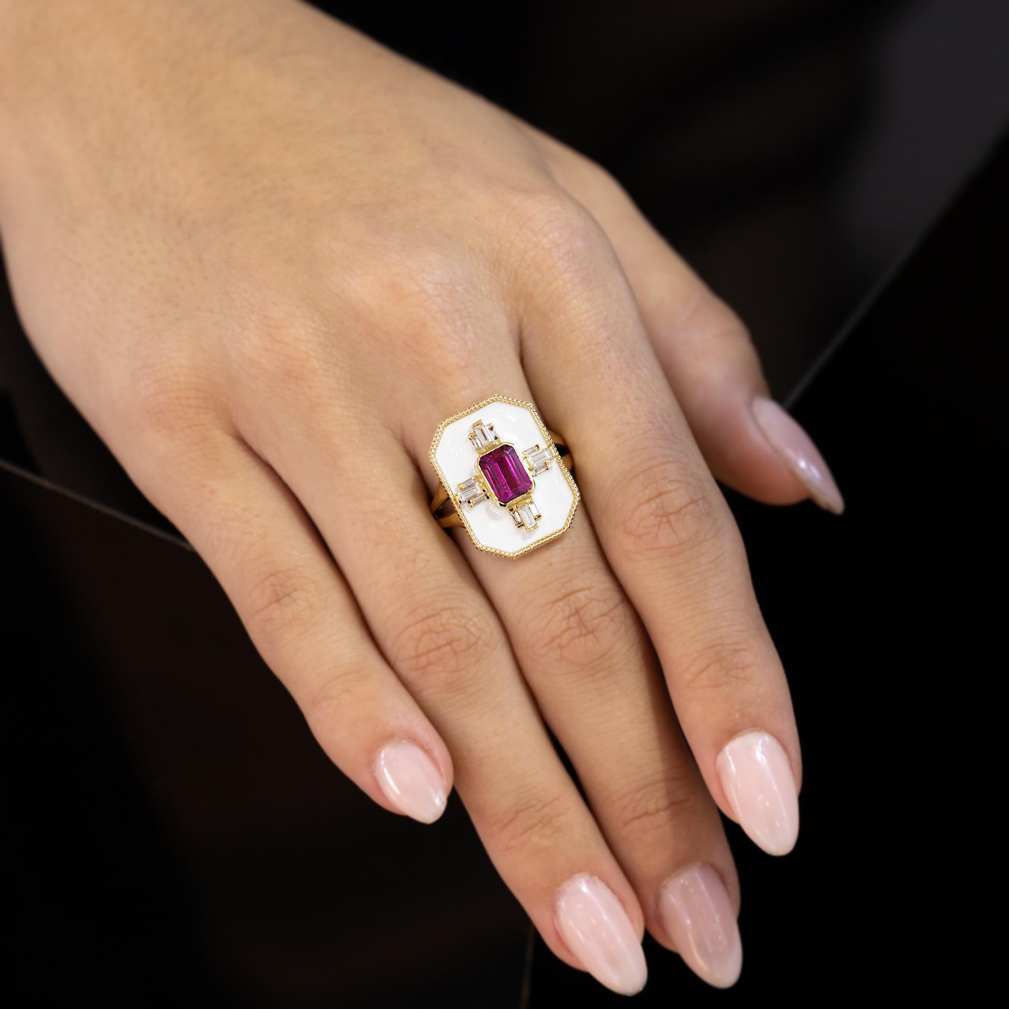 Eine schwer fassbare und eklektische Kombination aus rosafarbenem Turmalin und weißer Emaille verbindet sich in diesem unwiderstehlichen Ring von YAEL Designs aus San Francisco. Gewinner zahlreicher AGTA-Preise (American Gem Trade Association) für