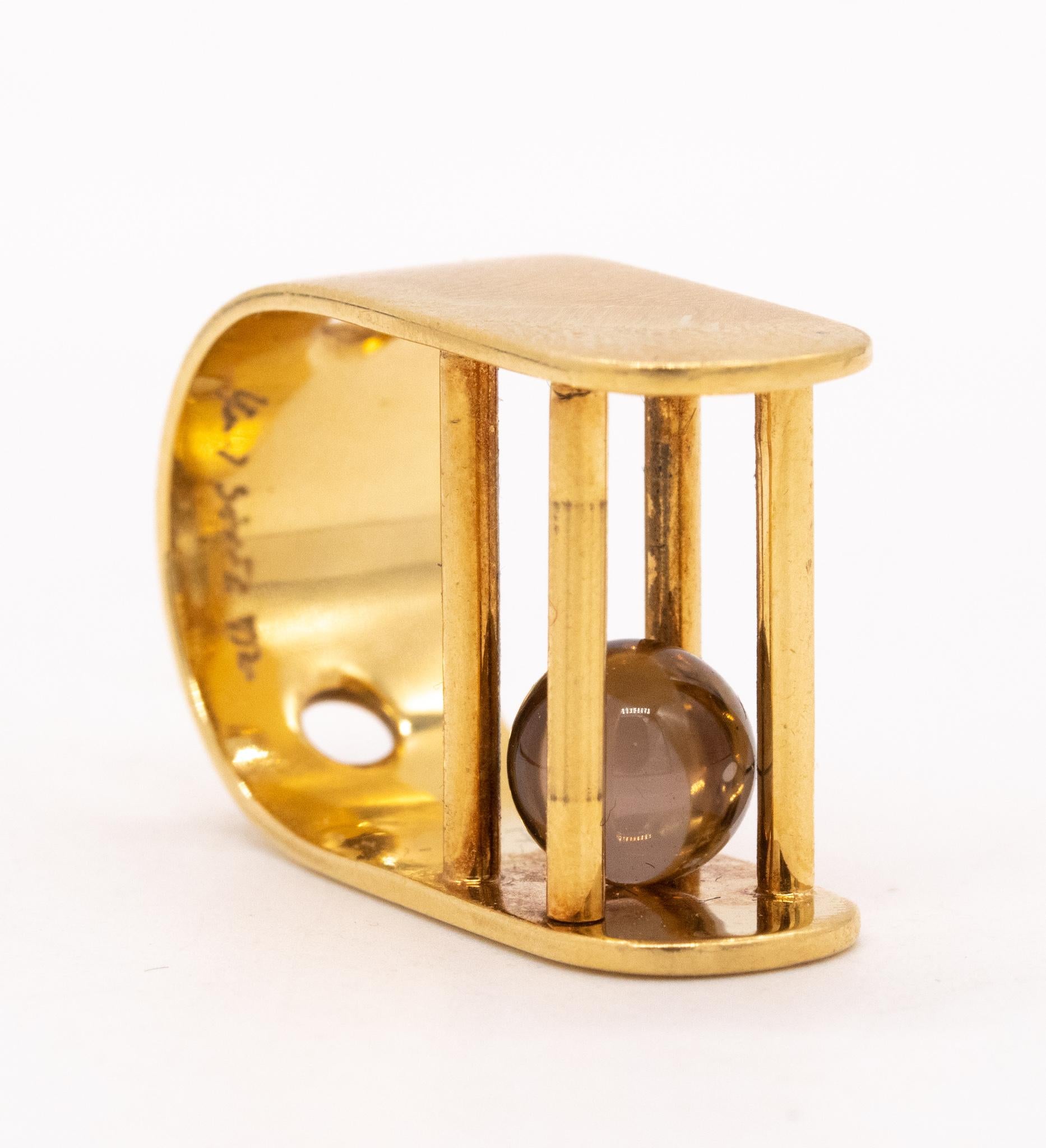 Yael Sonia Bague sculpturale cinétique du Brésil en or jaune 18 carats avec quartz blanc en vente 1