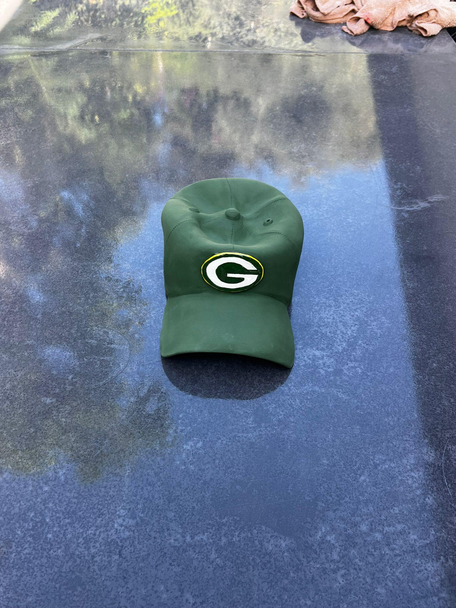 Keramik-Skulptur „Grün Bay Packers Cap“ aus Keramik – figurative Skulptur, Pop-Skulptur im Angebot 5