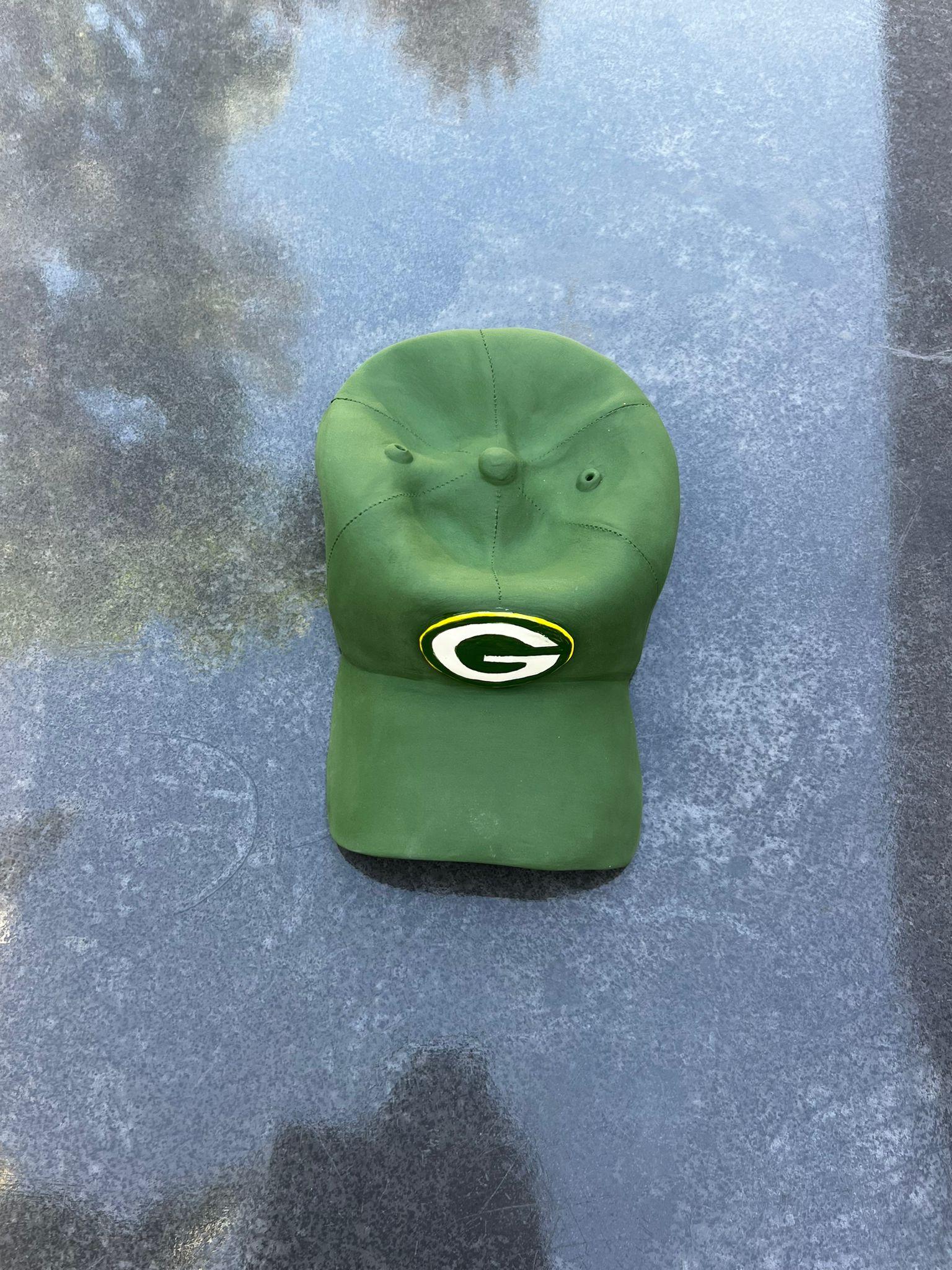 Keramik-Skulptur „Grün Bay Packers Cap“ aus Keramik – figurative Skulptur, Pop-Skulptur im Angebot 8
