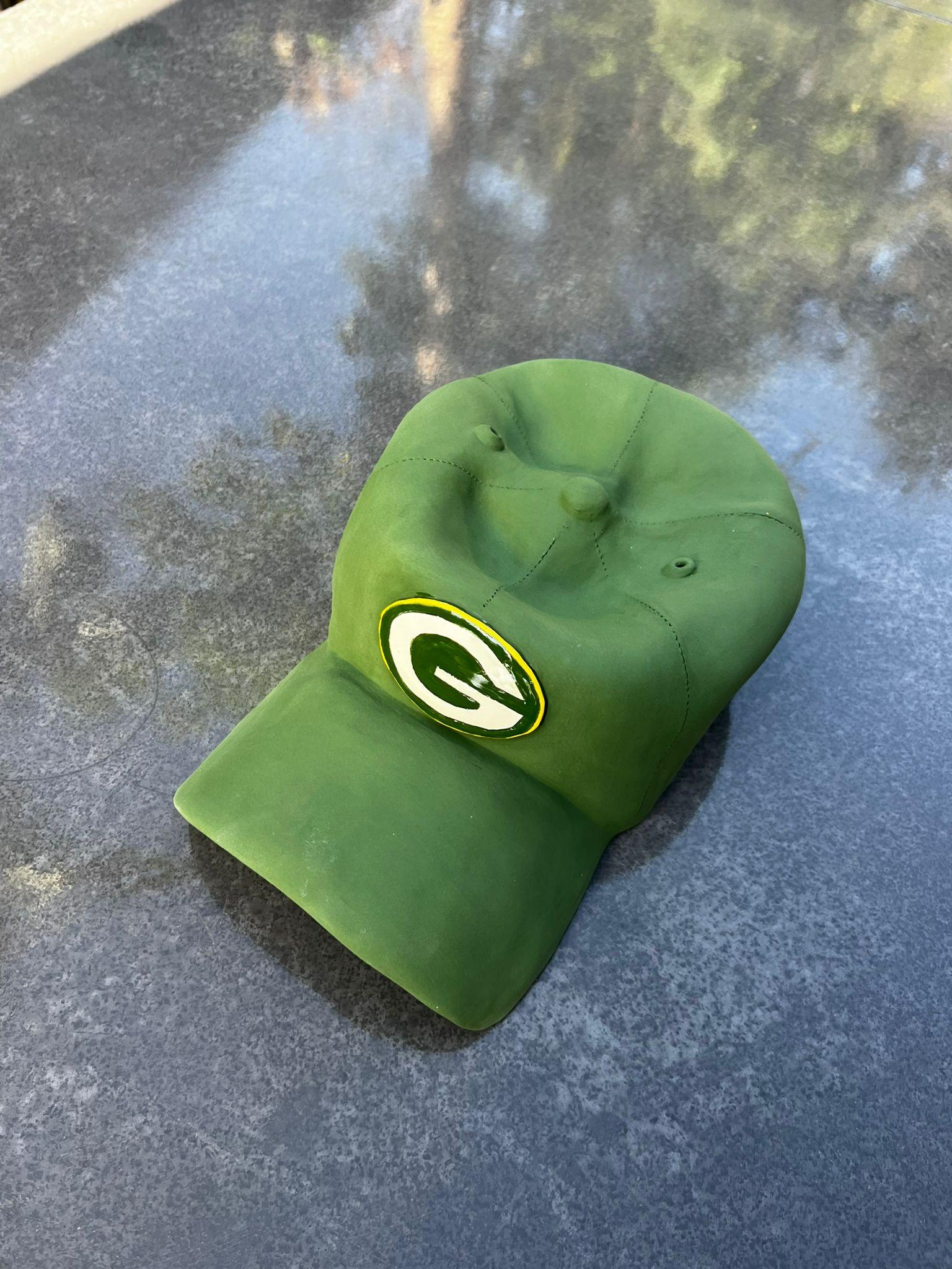 Keramik-Skulptur „Grün Bay Packers Cap“ aus Keramik – figurative Skulptur, Pop-Skulptur im Angebot 9