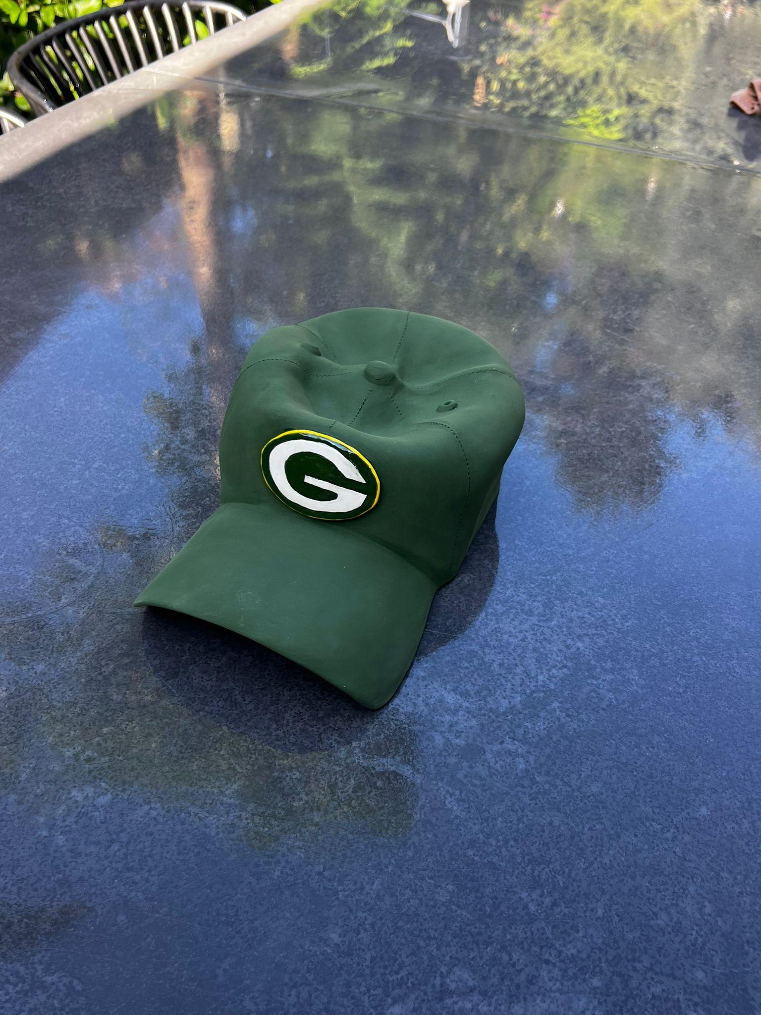 Keramik-Skulptur „Grün Bay Packers Cap“ aus Keramik – figurative Skulptur, Pop-Skulptur im Angebot 10