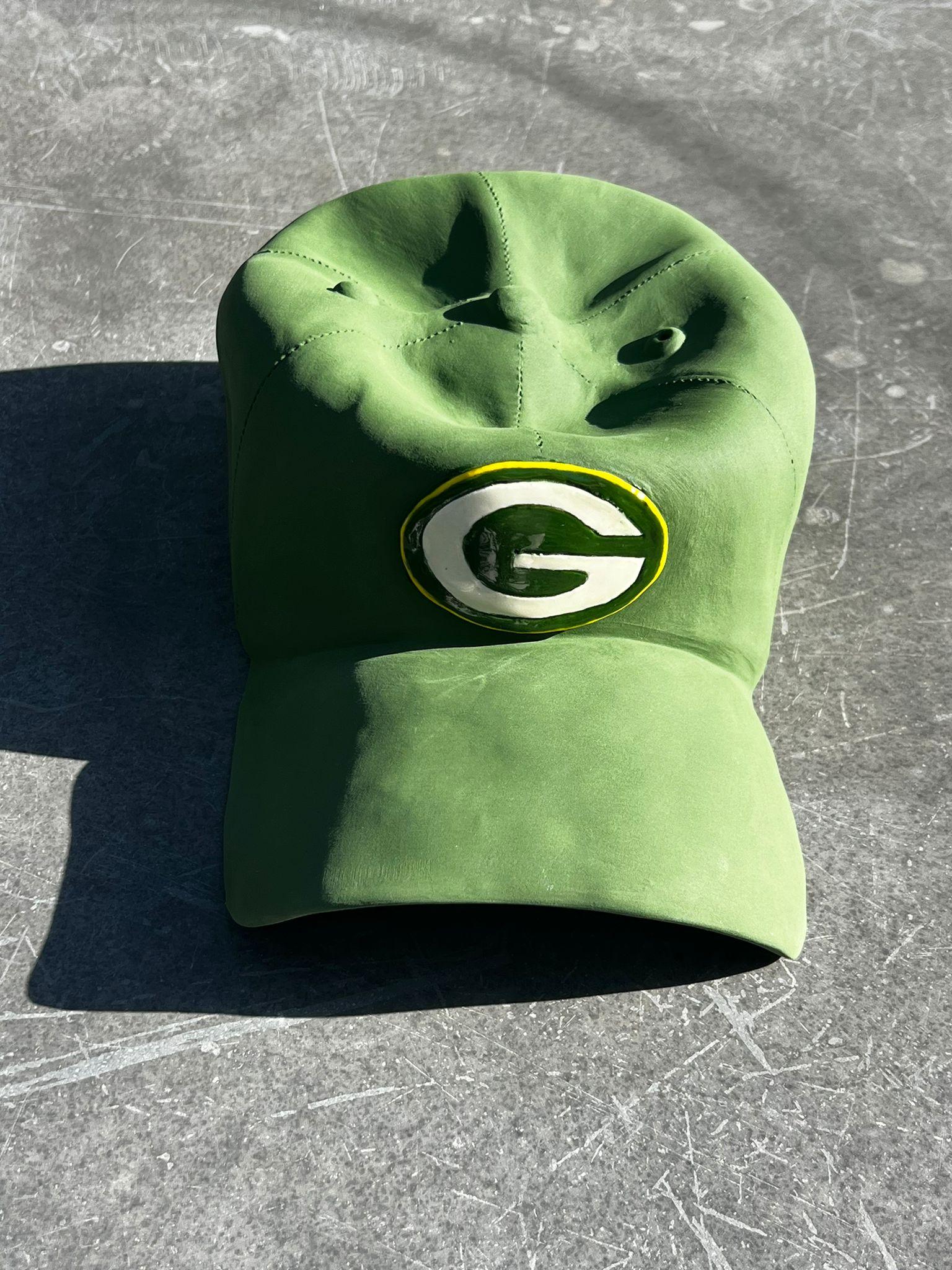 Keramik-Skulptur „Grün Bay Packers Cap“ aus Keramik – figurative Skulptur, Pop-Skulptur – Sculpture von Yael Yanay