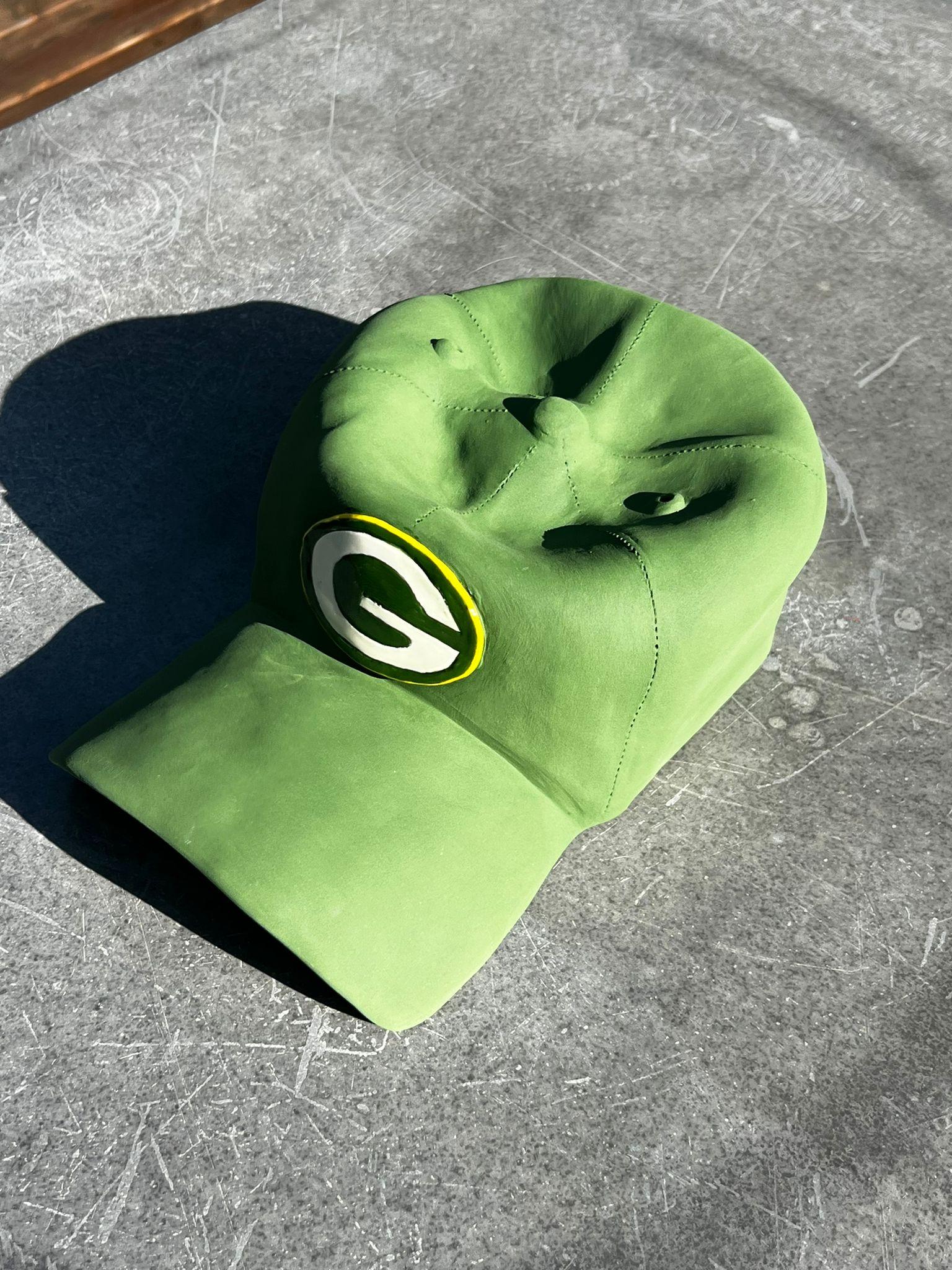 Keramik-Skulptur „Grün Bay Packers Cap“ aus Keramik – figurative Skulptur, Pop-Skulptur (Pop-Art), Sculpture, von Yael Yanay