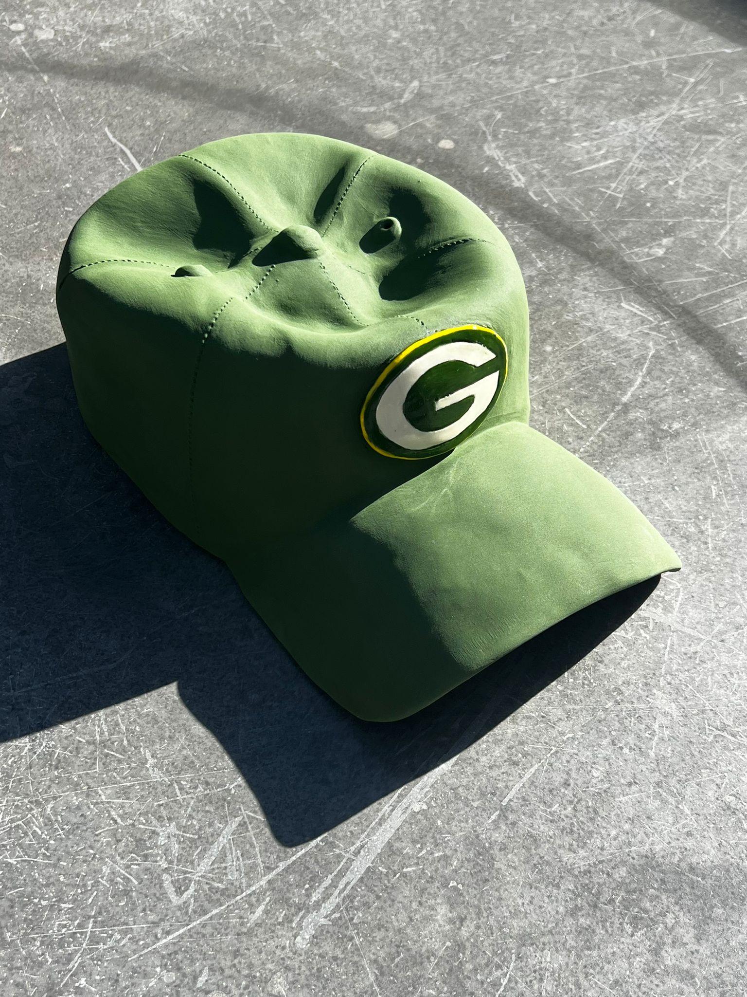 Keramik-Skulptur „Grün Bay Packers Cap“ aus Keramik – figurative Skulptur, Pop-Skulptur (Grau), Figurative Sculpture, von Yael Yanay