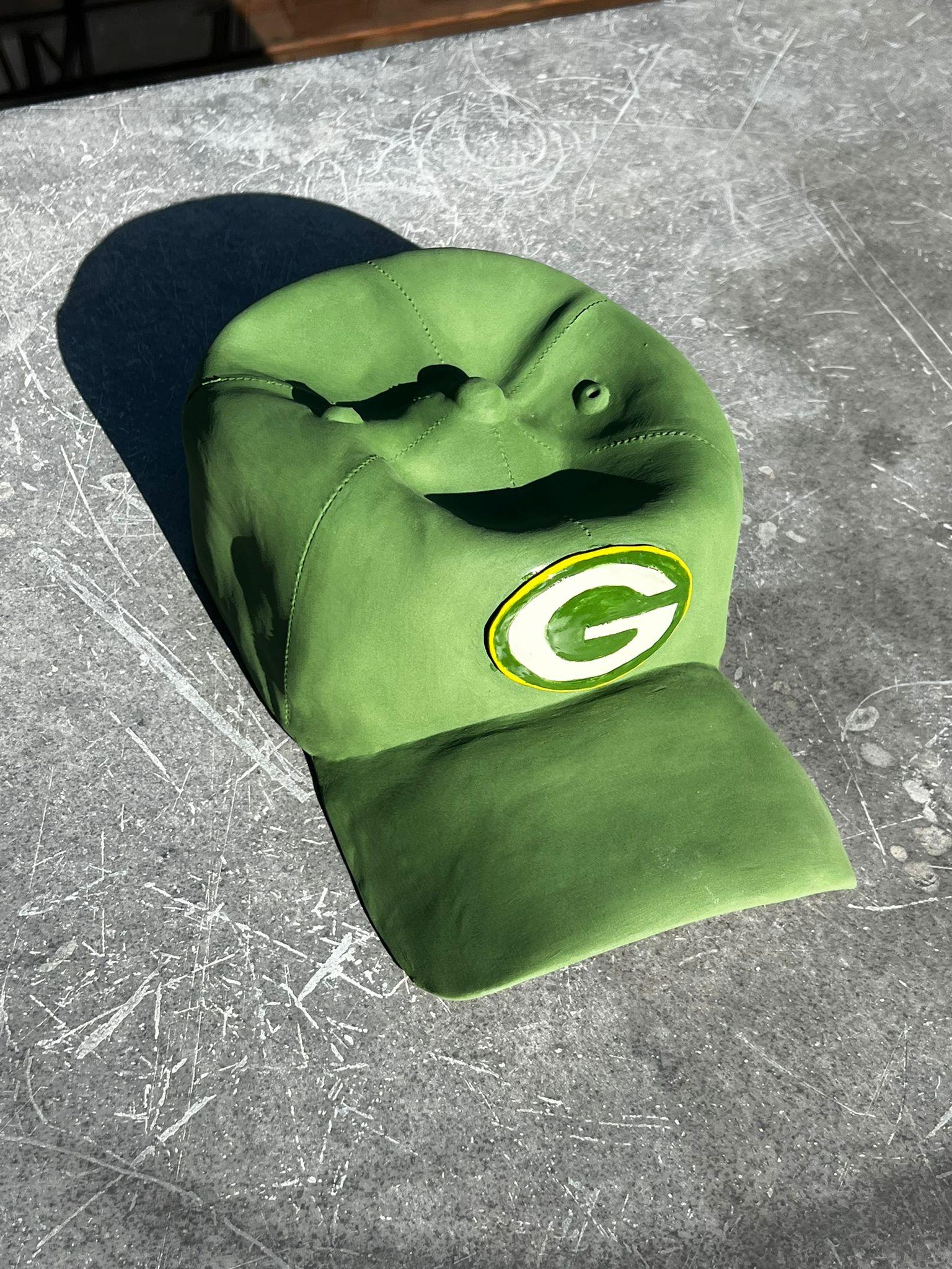 Keramik-Skulptur „Grün Bay Packers Cap“ aus Keramik – figurative Skulptur, Pop-Skulptur im Angebot 1