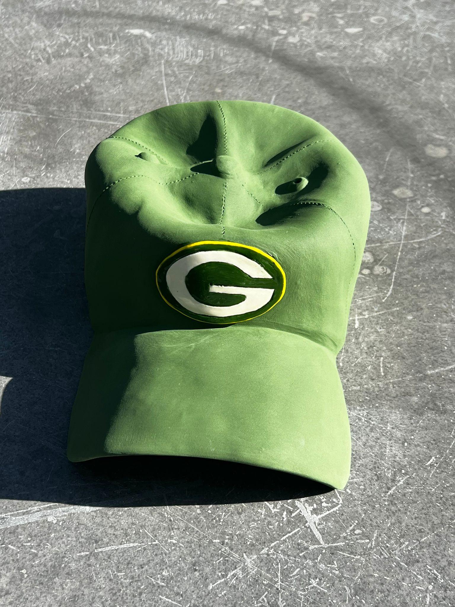 Keramik-Skulptur „Grün Bay Packers Cap“ aus Keramik – figurative Skulptur, Pop-Skulptur im Angebot 2