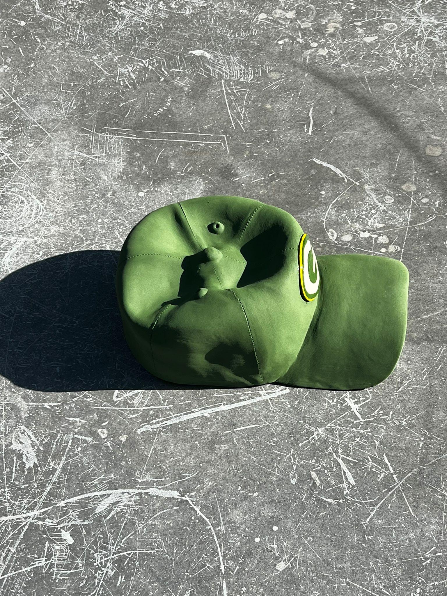 Keramik-Skulptur „Grün Bay Packers Cap“ aus Keramik – figurative Skulptur, Pop-Skulptur im Angebot 3