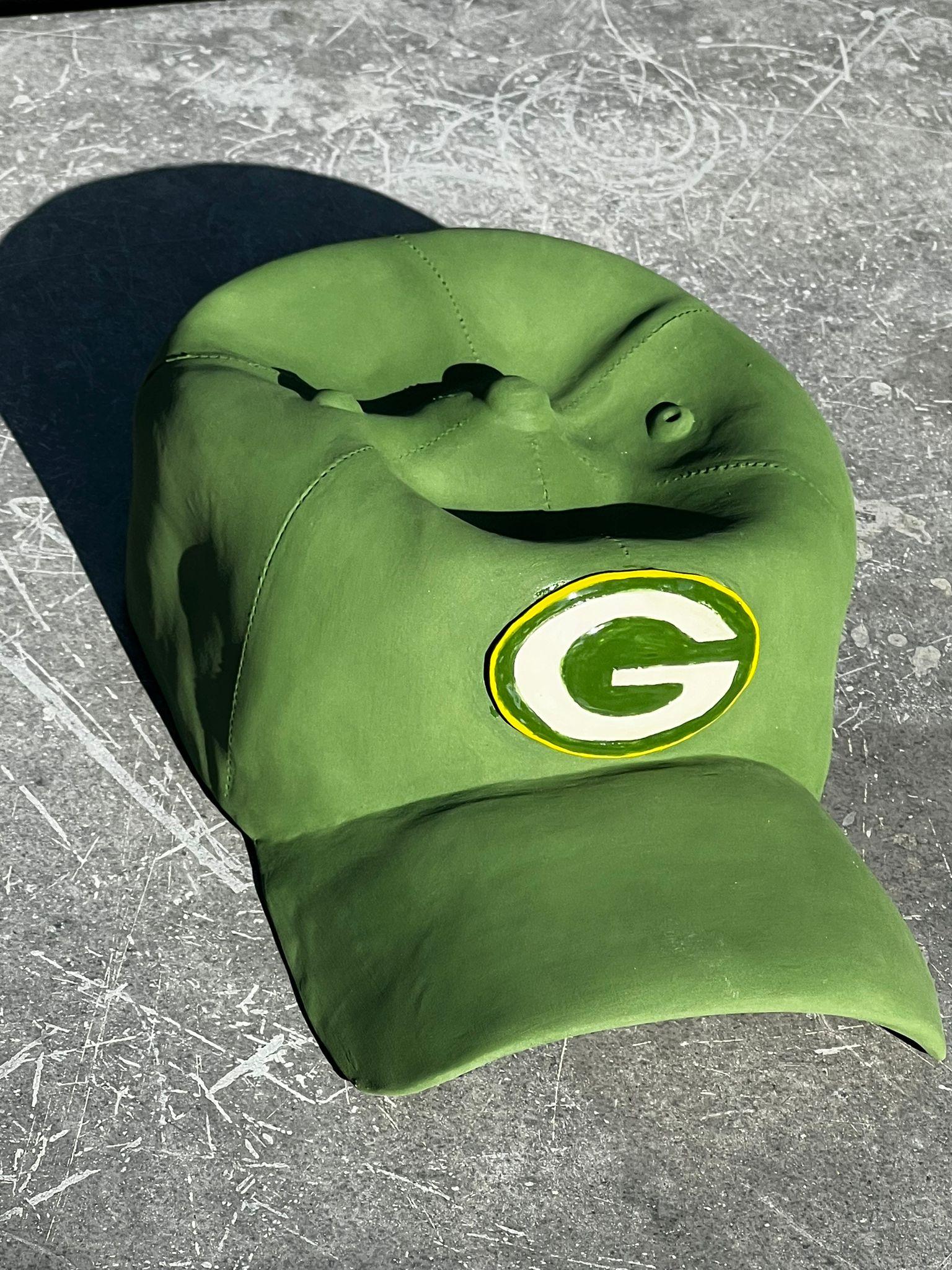 Keramik-Skulptur „Grün Bay Packers Cap“ aus Keramik – figurative Skulptur, Pop-Skulptur im Angebot 4