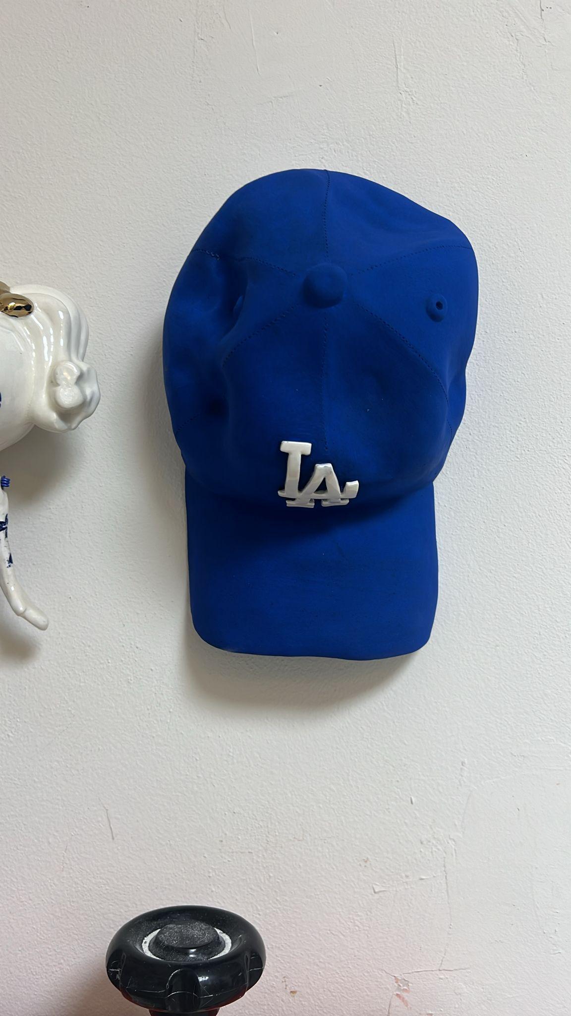 Escultura de cerámica gorra LA Dodgers (azul) - escultura figurativa 4