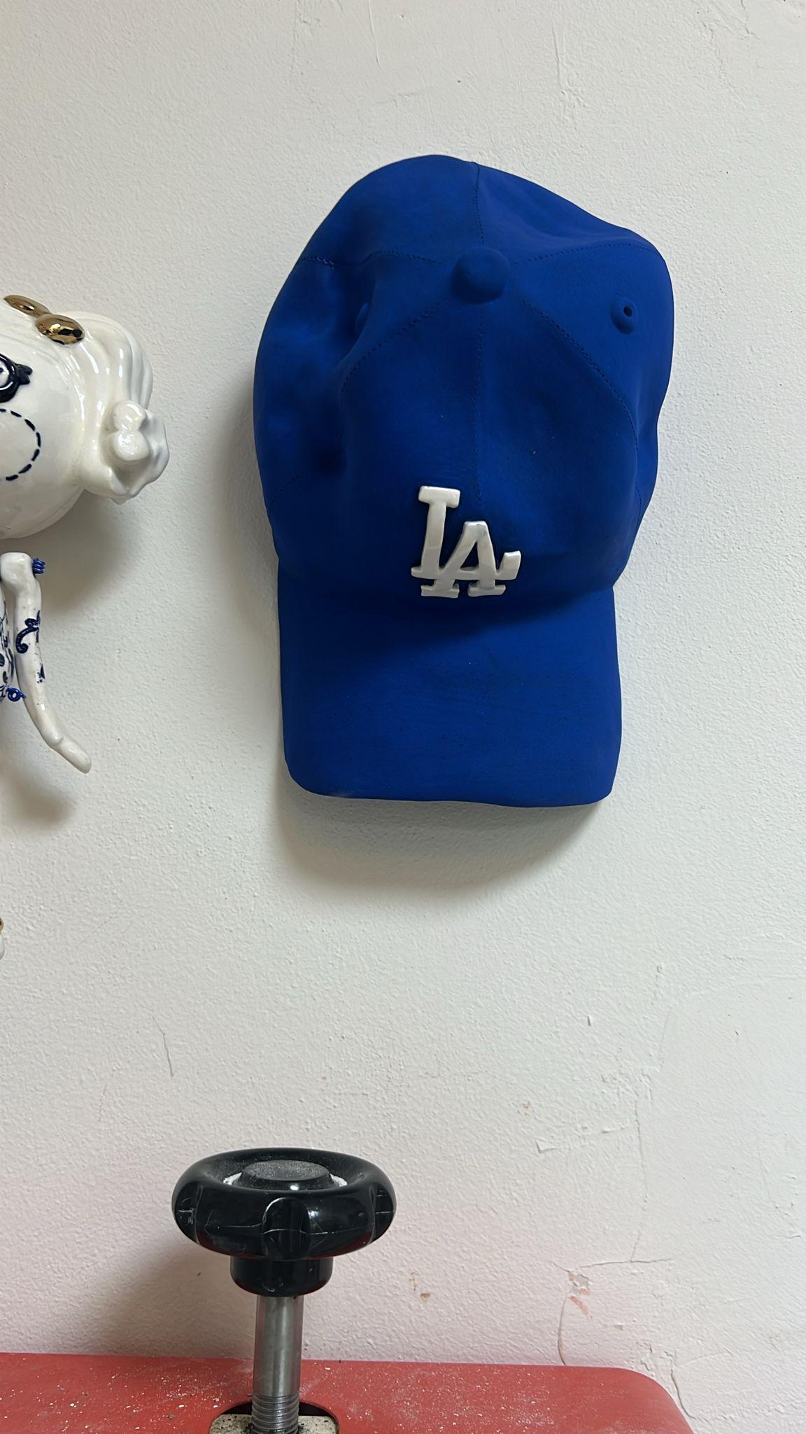 Escultura de cerámica gorra LA Dodgers (azul) - escultura figurativa 5