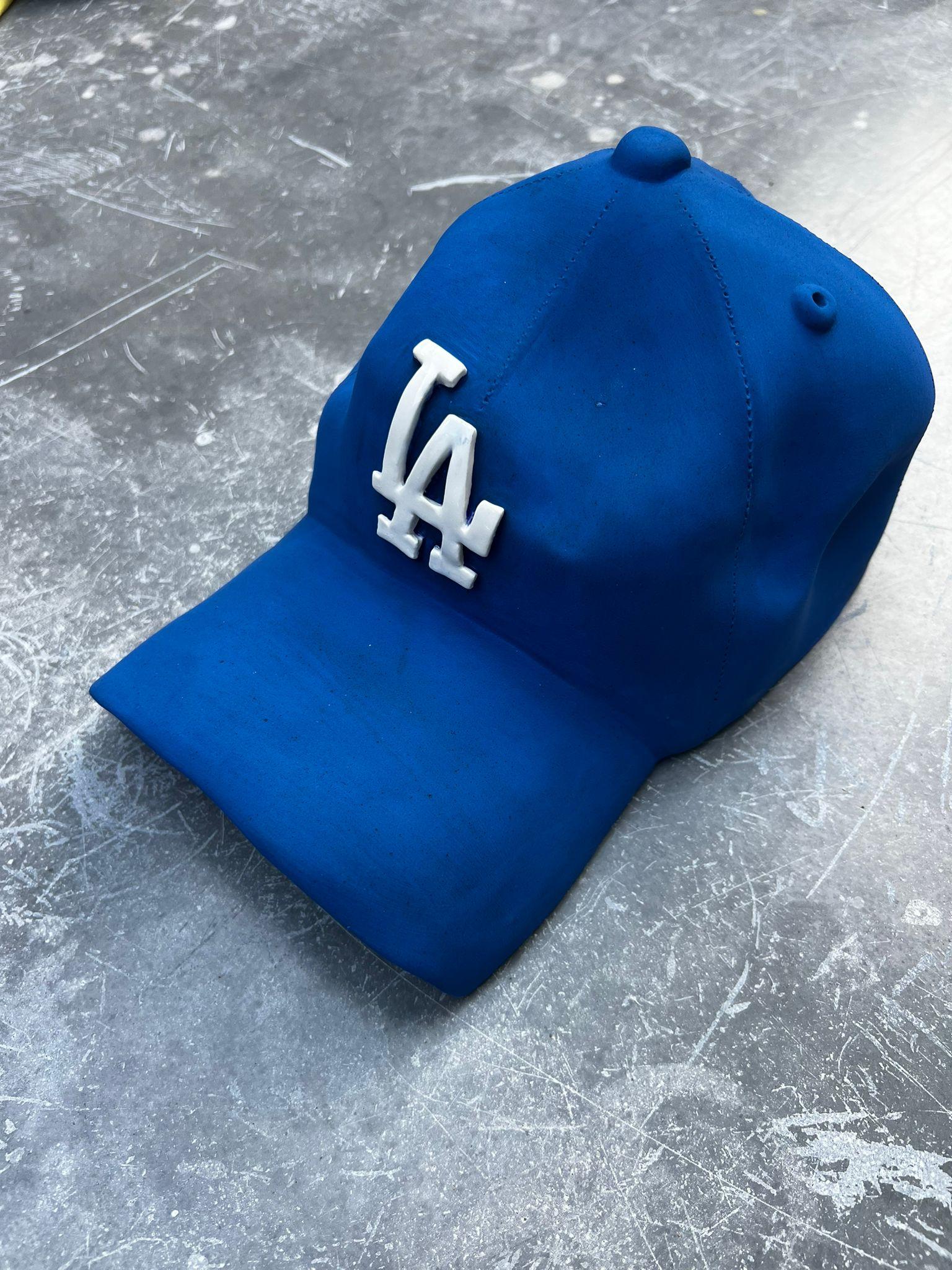Keramik-Dodgers-Kappenskulptur aus LA (blau) – figurative Skulptur