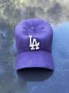 Scultura in ceramica del CAP dei LA Dodgers (viola) - scultura figurativa