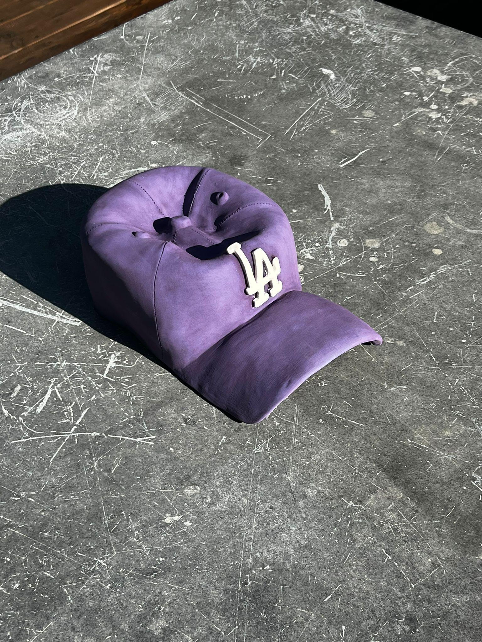 Questo bellissimo berretto dei Los Angeles Dodgers in ceramica, unico nel suo genere e realizzato a mano, appartiene all'ultimo lavoro di Yael Yanay.

Questi cappelli in ceramica realizzati a mano  sono meticolosamente progettati per assomigliare