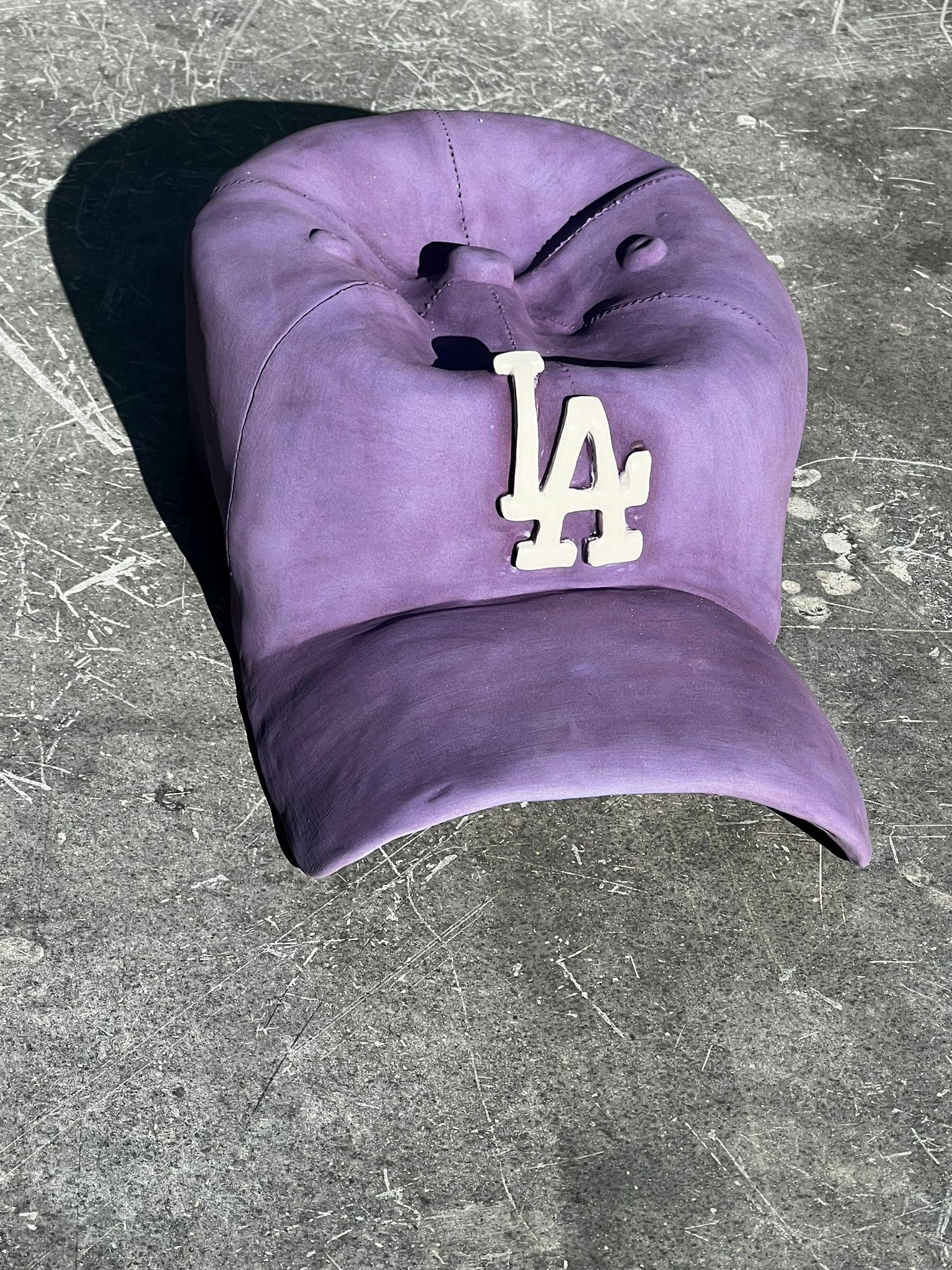 Scultura in ceramica del CAP dei LA Dodgers (viola) - scultura figurativa in vendita 1