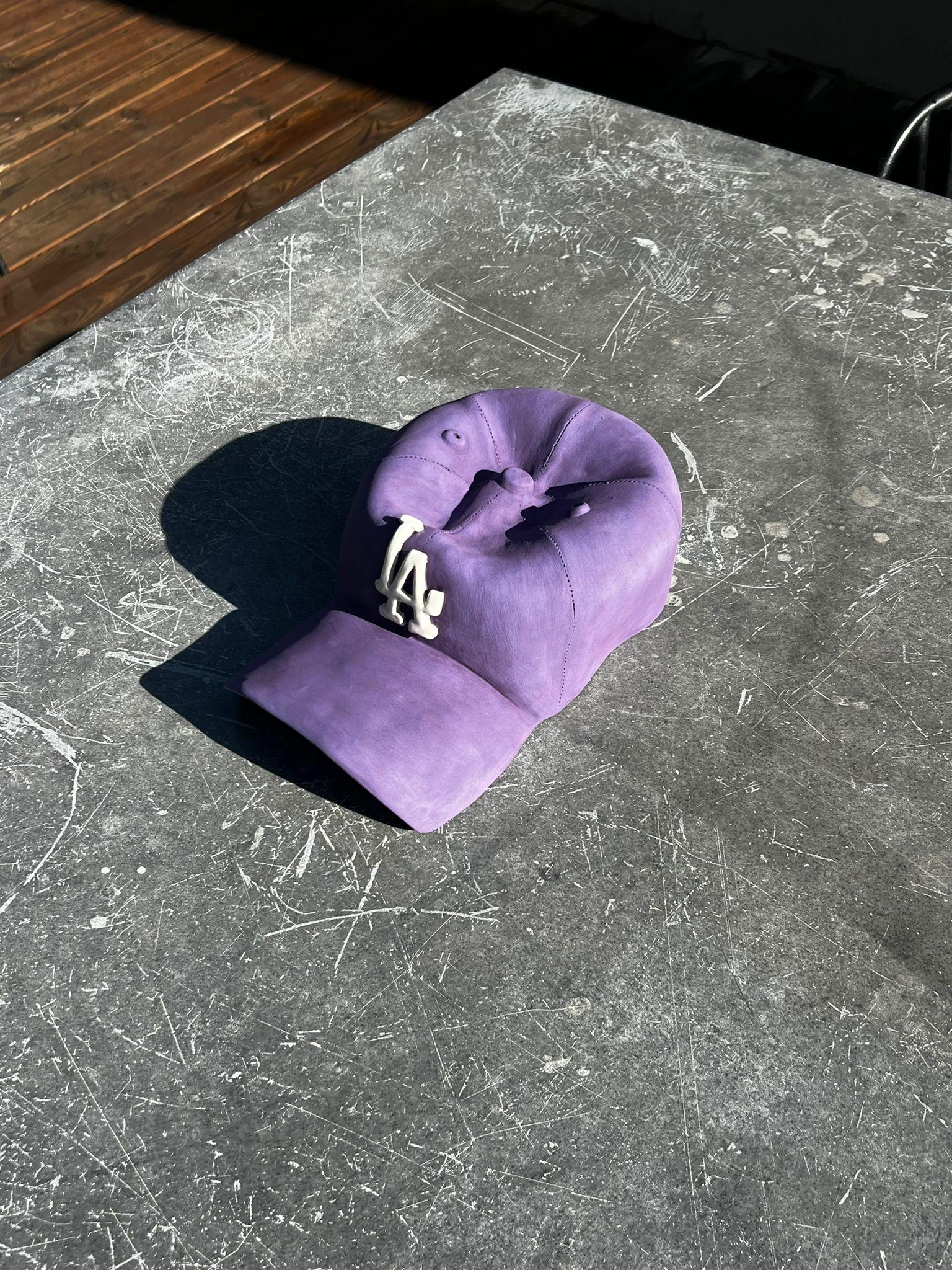 Scultura in ceramica del CAP dei LA Dodgers (viola) - scultura figurativa in vendita 3