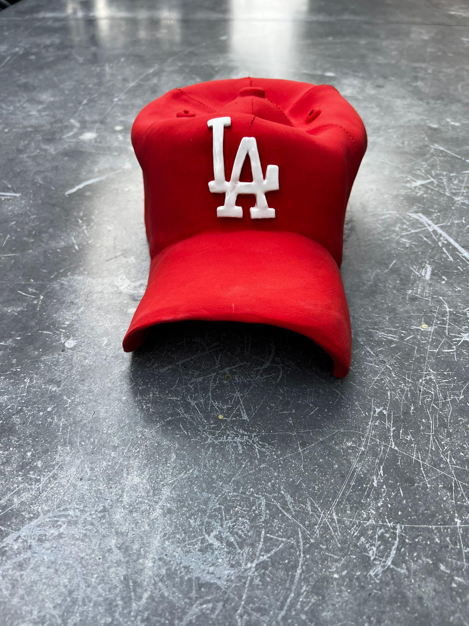 Questo bellissimo berretto dei Los Angeles Dodgers in ceramica, unico nel suo genere e realizzato a mano, appartiene all'ultimo lavoro di Yael Yanay.

Questi cappelli in ceramica realizzati a mano  sono meticolosamente progettati per assomigliare